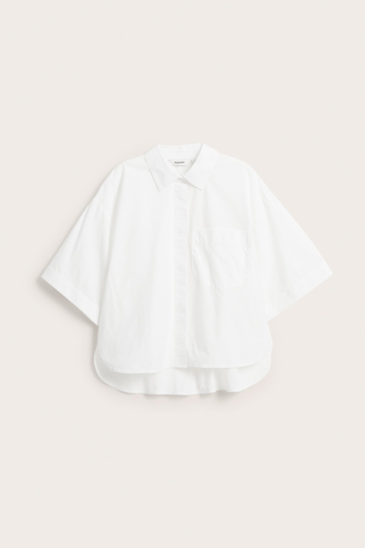 Frontvisning av en hvit, løs kortermet skjorte i bomullspoplin med skjult knepping og brystlomme.