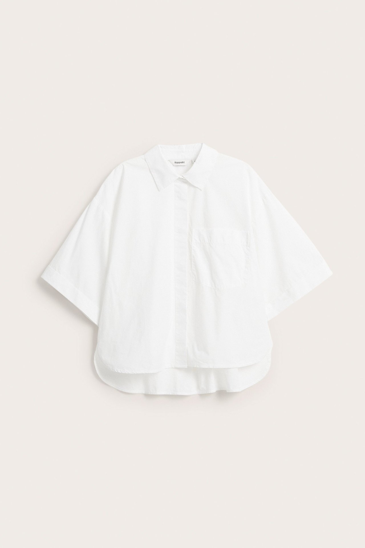 Frontvisning av en hvit, løs kortermet skjorte i bomullspoplin med skjult knepping og brystlomme.