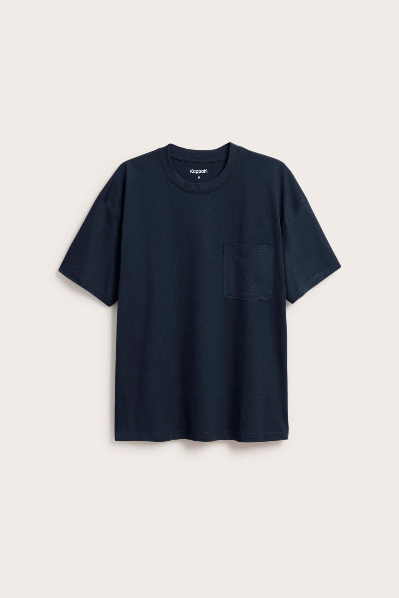 Frontvy av en mörkblå lös bomulls-t-shirt för herr med korta ärmar och en bröstficka.