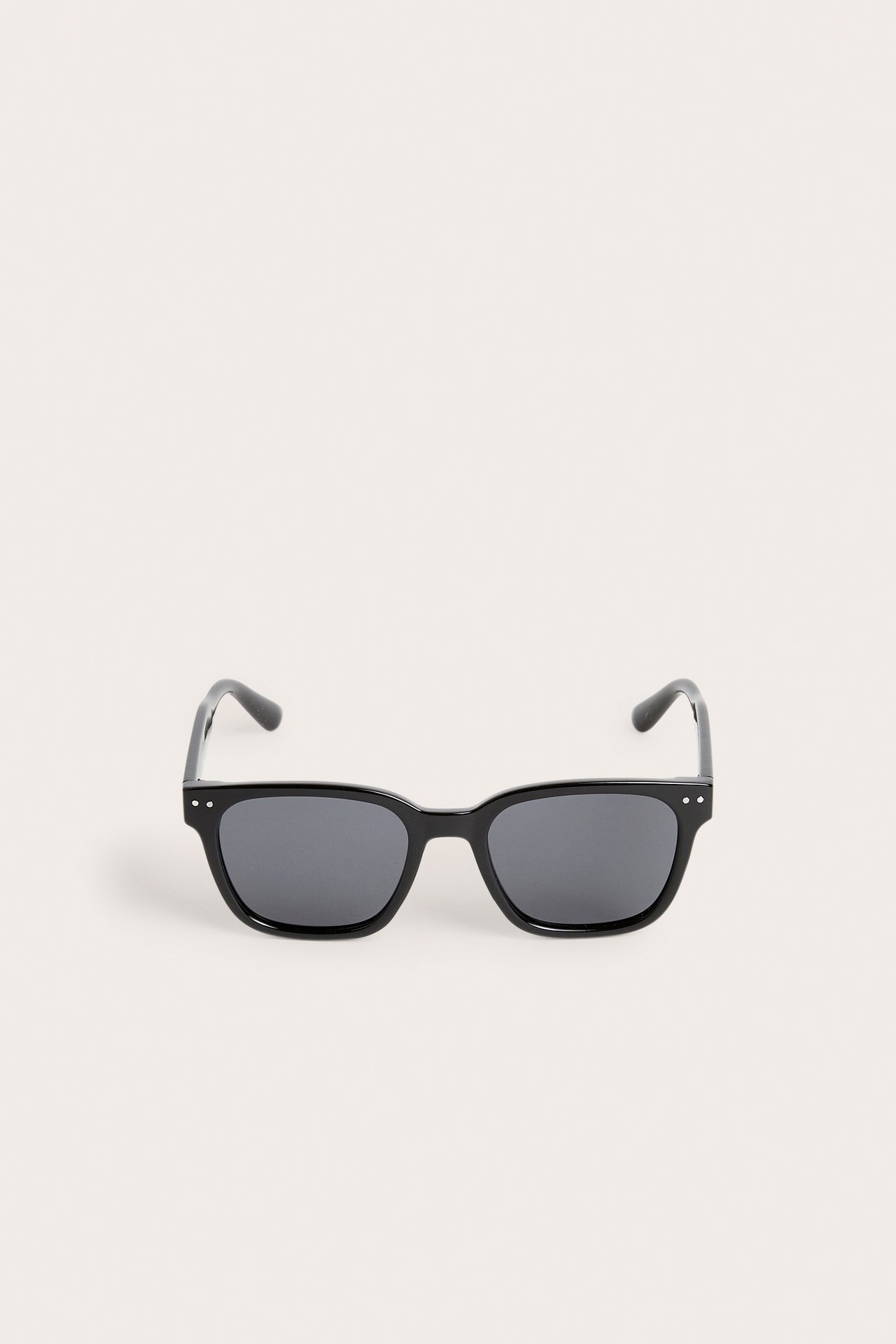 Frontvisning: svarte rektangulære polariserte solbriller av resirkulert plast med mørke glass.