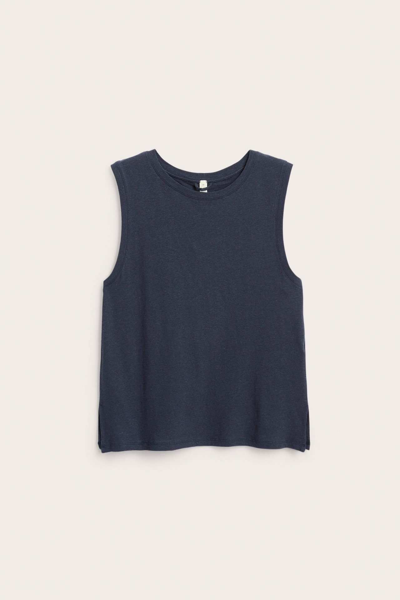 Framsida av mörkblå tanktopp i bomull/linne, med enkel, enfärgad design.