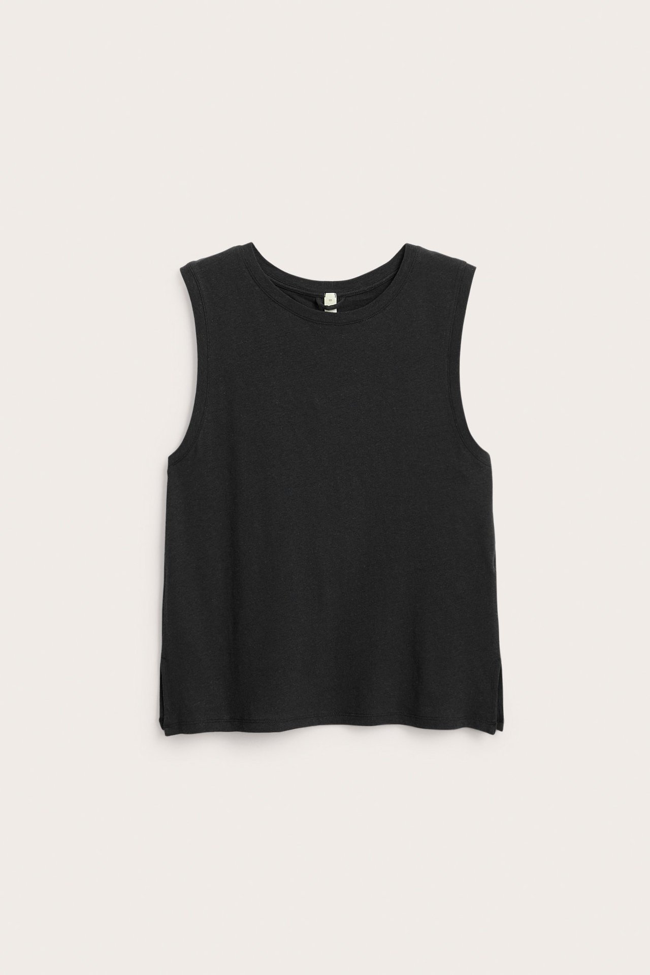 Framifrån, svart tanktopp i bomull/linneblandning med rund hals och sidoslitsar.