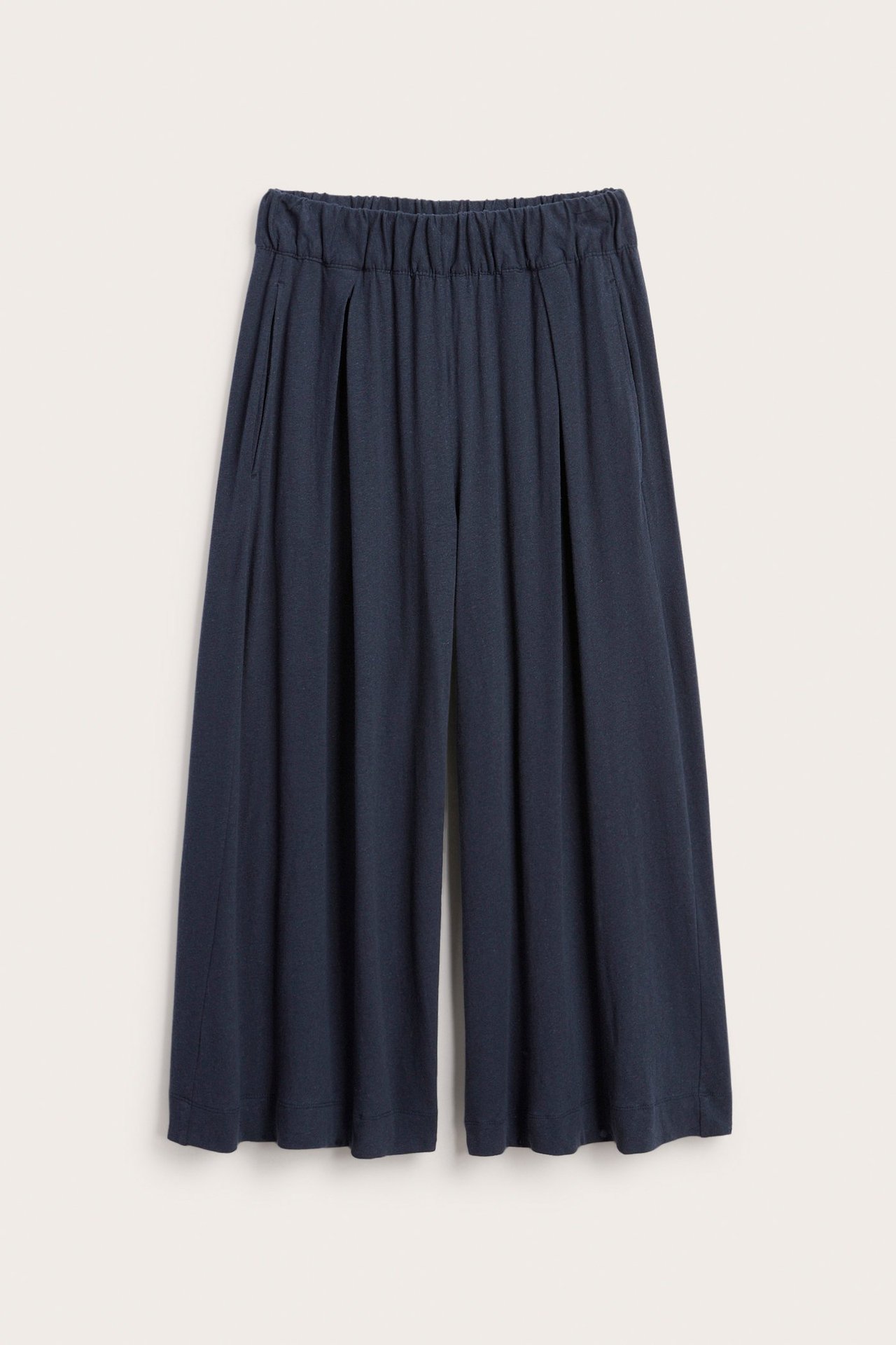 Framifrån: Mörkblå culottebyxor i linne-bomullsblandning med vida ben, resår i midjan och veck.