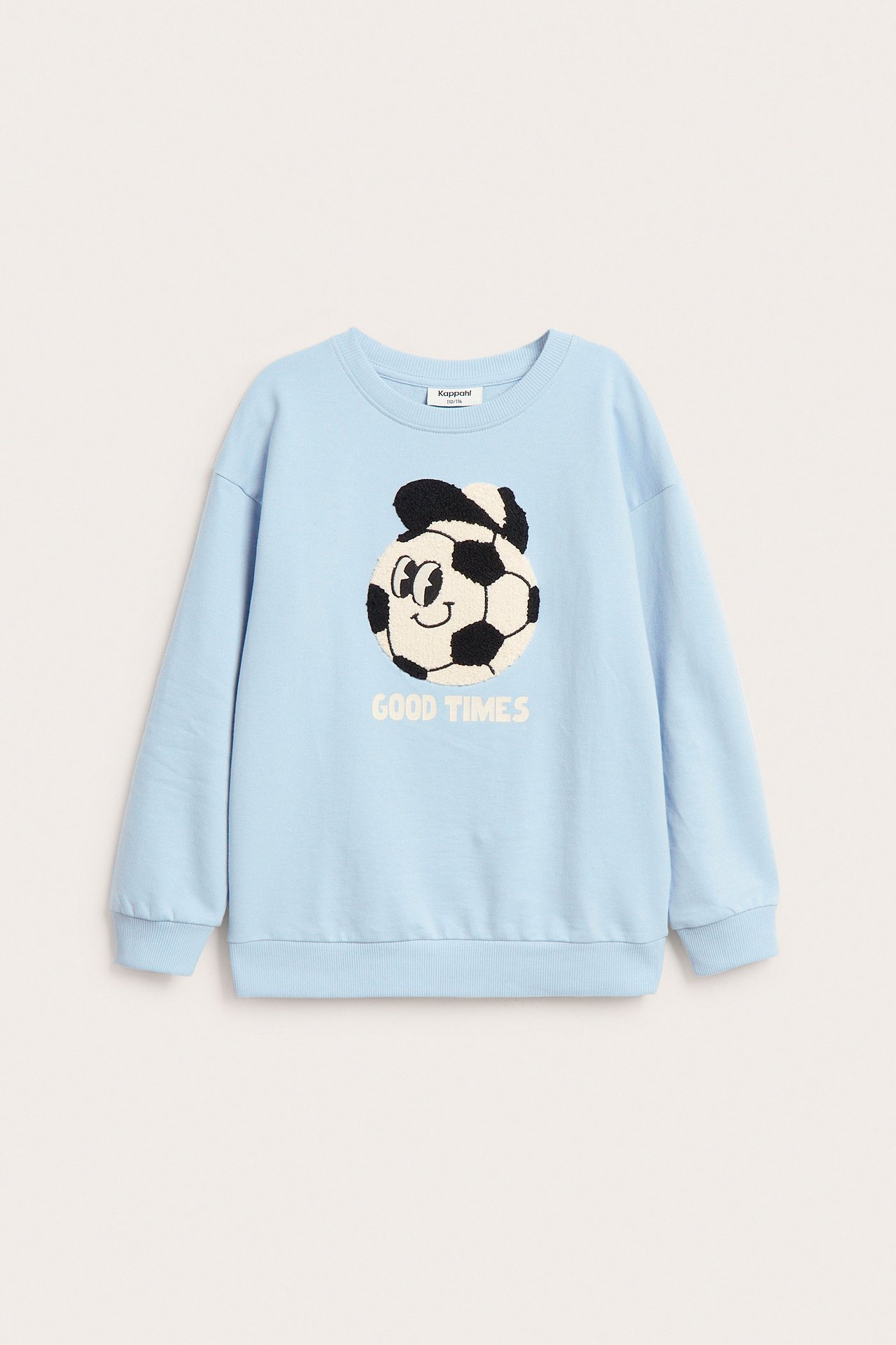 Edestä päin, vaaleansininen puuvillainen collegepaita, jossa hymyilevä jalkapallo-applikaatio ja 'GOOD TIMES' -teksti.