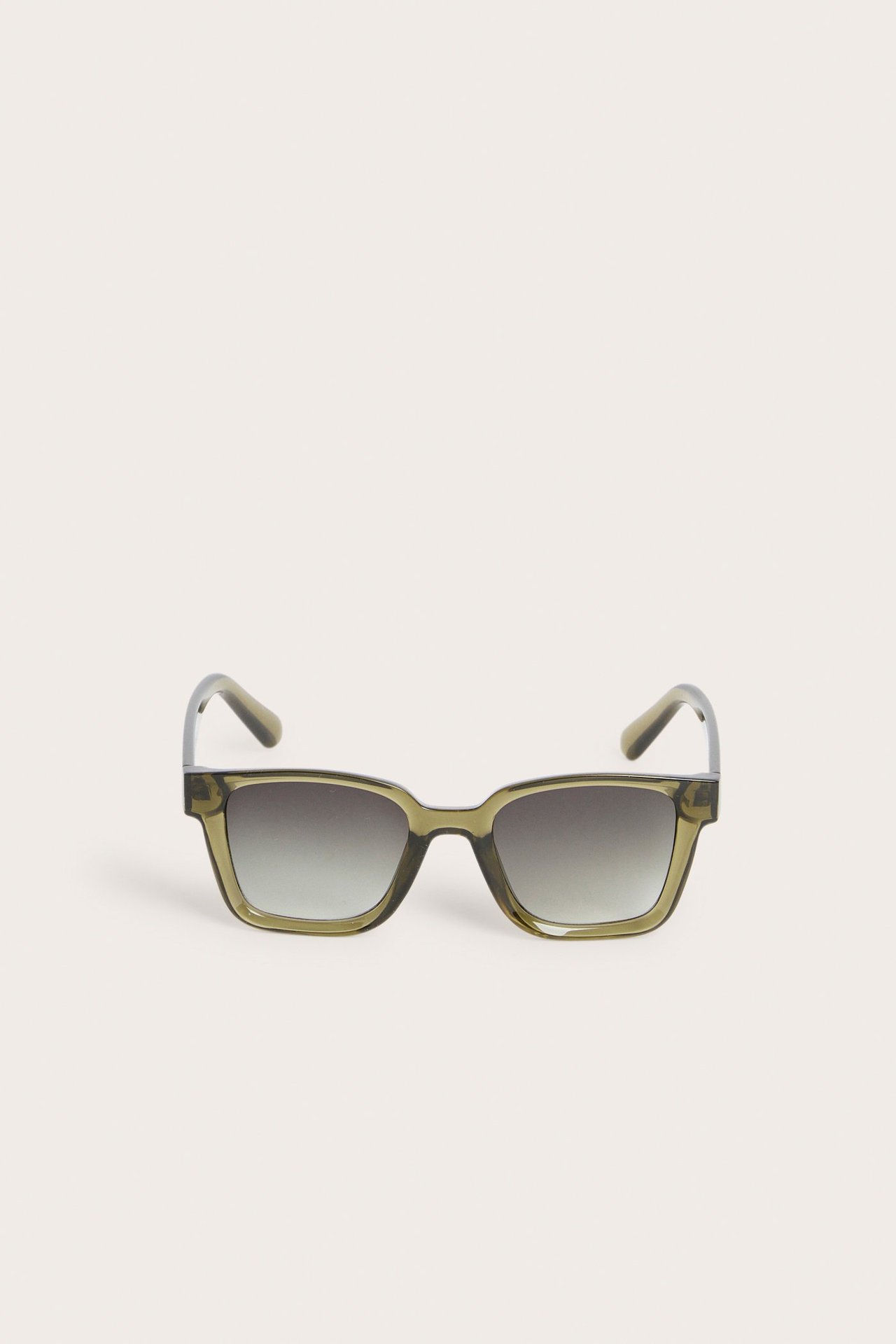 Widok z przodu kanciastych zielonych okularów przeciwsłonecznych z plastiku z szarymi soczewkami.