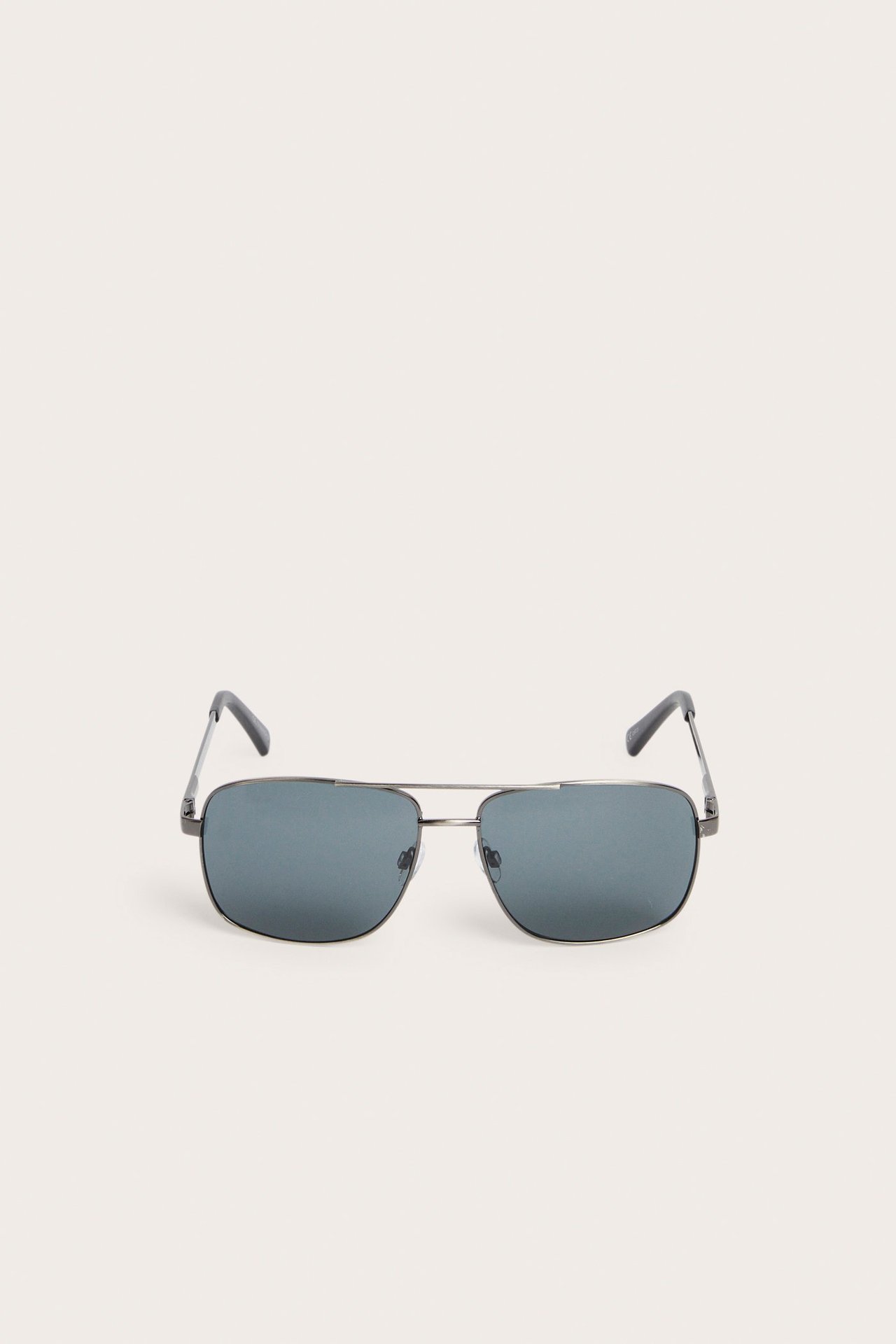 Etunäkymä tummanharmaista metallikehyksisistä polarisoiduista aurinkolaseista tummilla linsseillä.