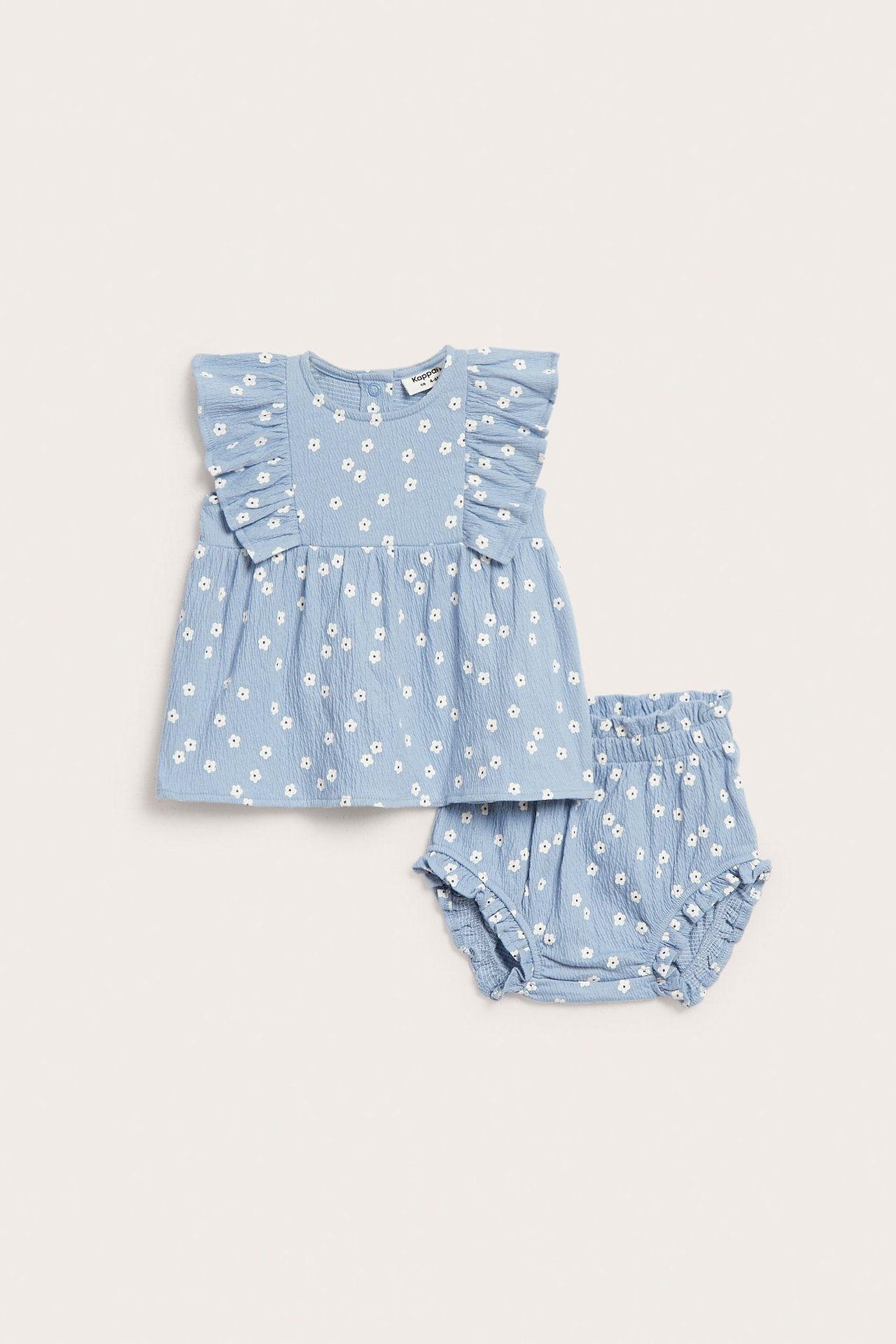 Forfra, et lyseblått sett i bomullskrepp med blomstermønster for baby, med volangtopp og bloomers.