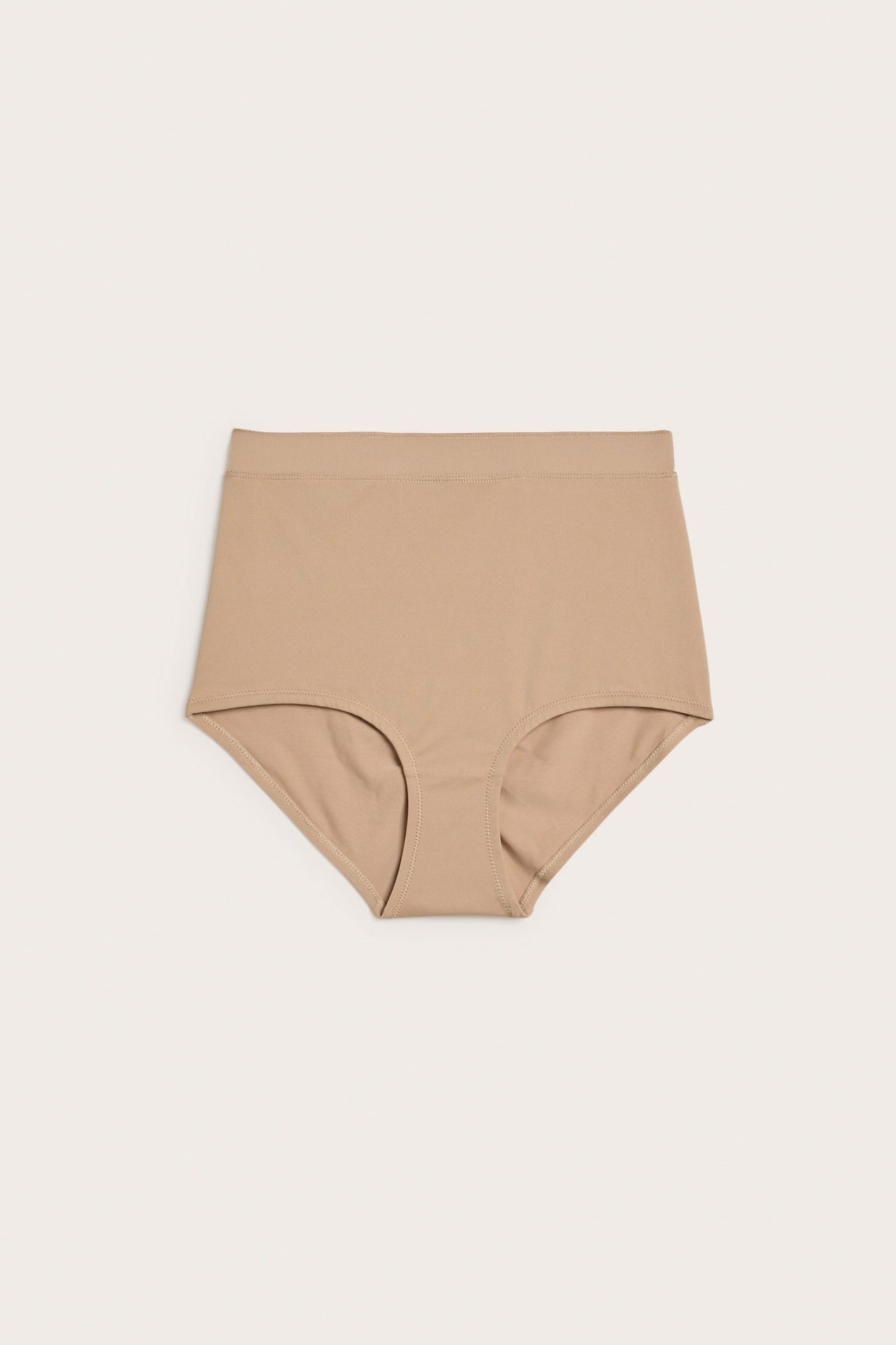 Widok z przodu: beżowe, wysokostanowe figi modelujące typu hipster z mikrofibry.