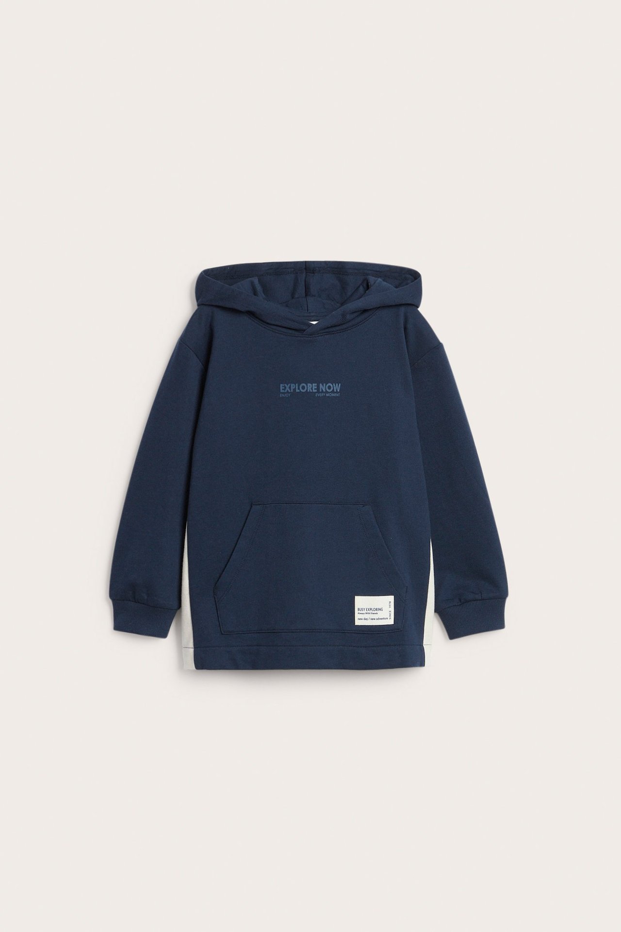 Edestä: Lasten tummansininen puuvillahuppari, suora malli, ribatut hihansuut, kengurutasku, teksti rinnassa.