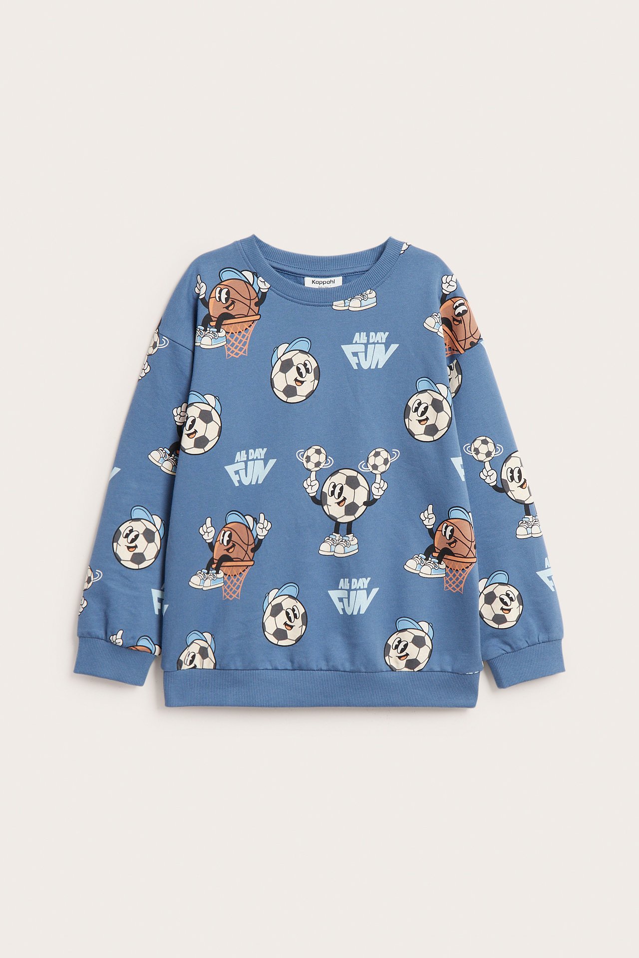 Framsida: en blå bomullssweatshirt för barn, mönstrad med tecknade fotbolls- och basketkaraktärer.