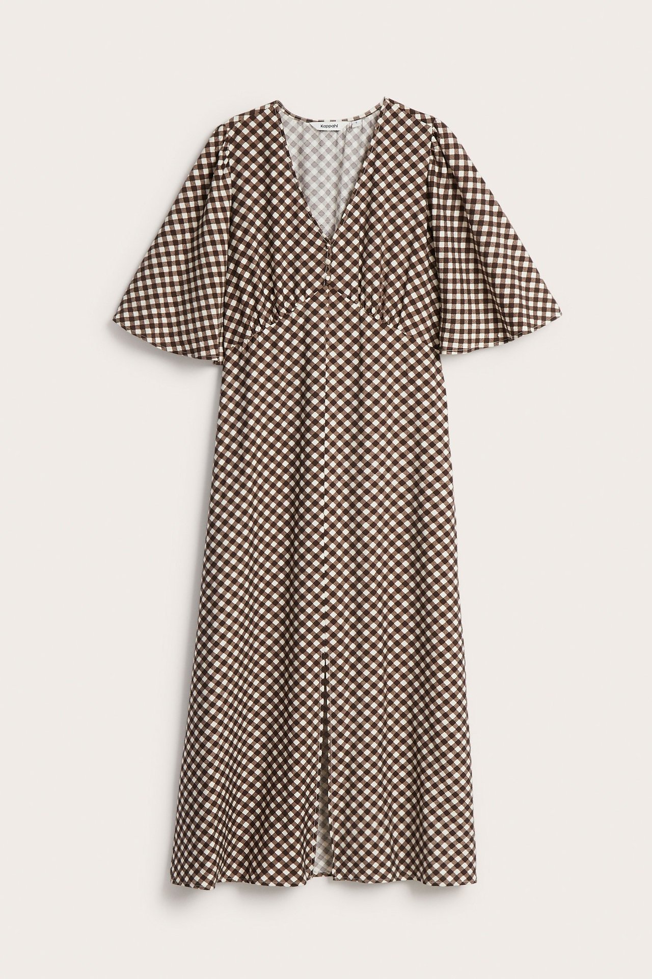 Framifrån en brun- och vitrutig midiklänning med V-ringning, knappar framtill och korta volangärmar.