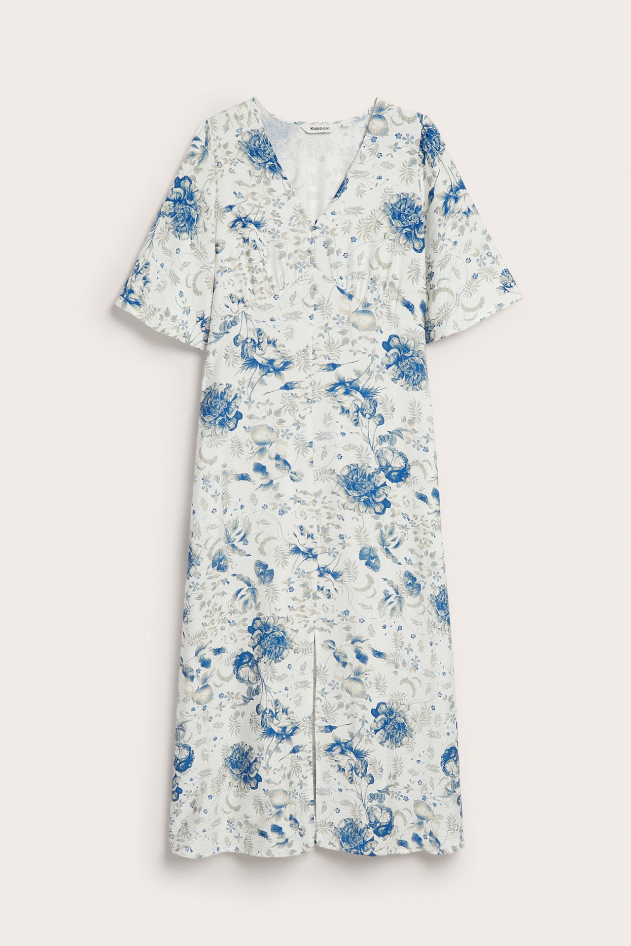 Widok z przodu: biała sukienka midi z niebieskim kwiatowym wzorem, dekoltem V, falbankowymi rękawami i guzikami.