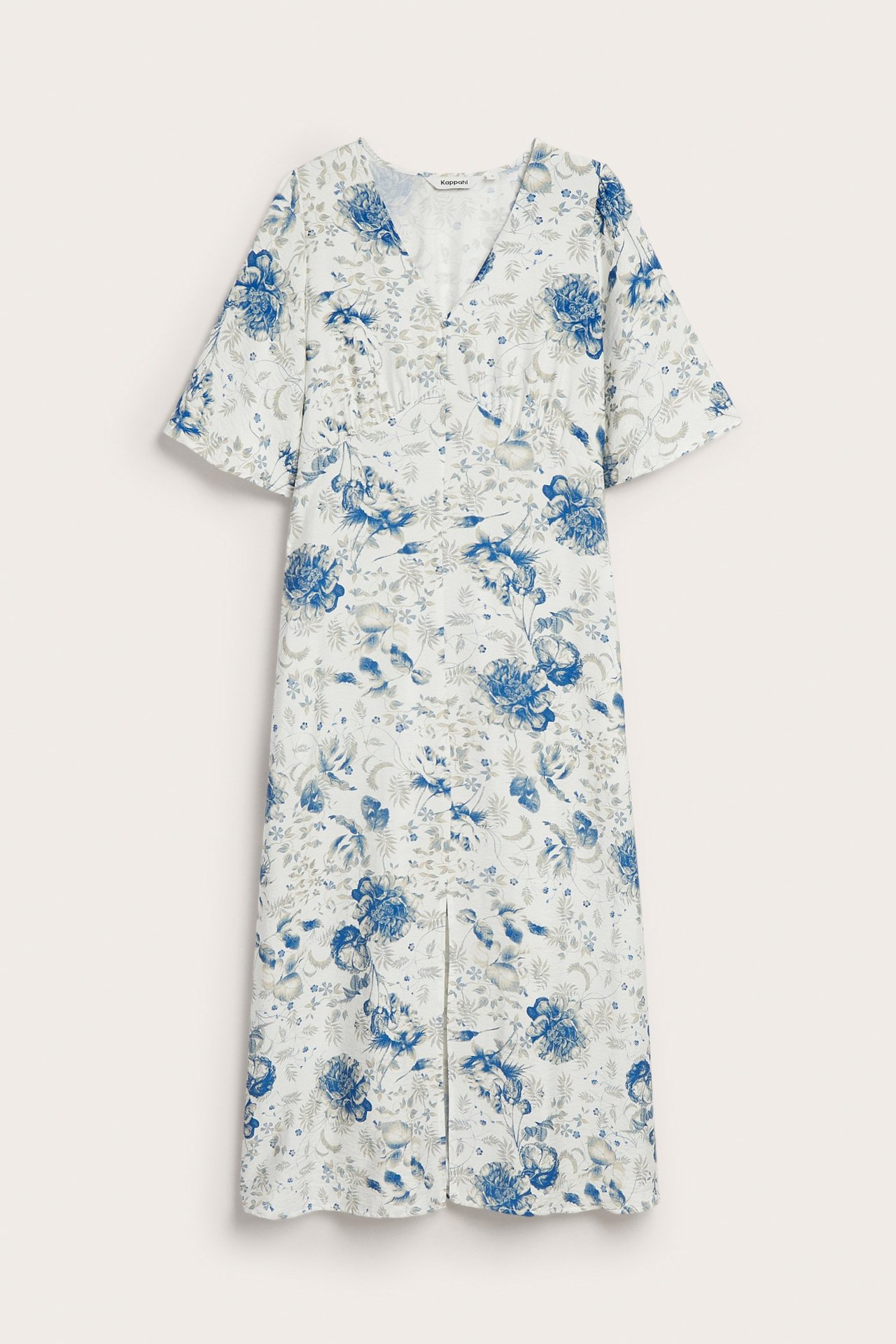 Edestä, valkoinen midi-mekko sinisellä kukkakuviolla, V-pääntie, röyhelöhihat ja napit edessä.
