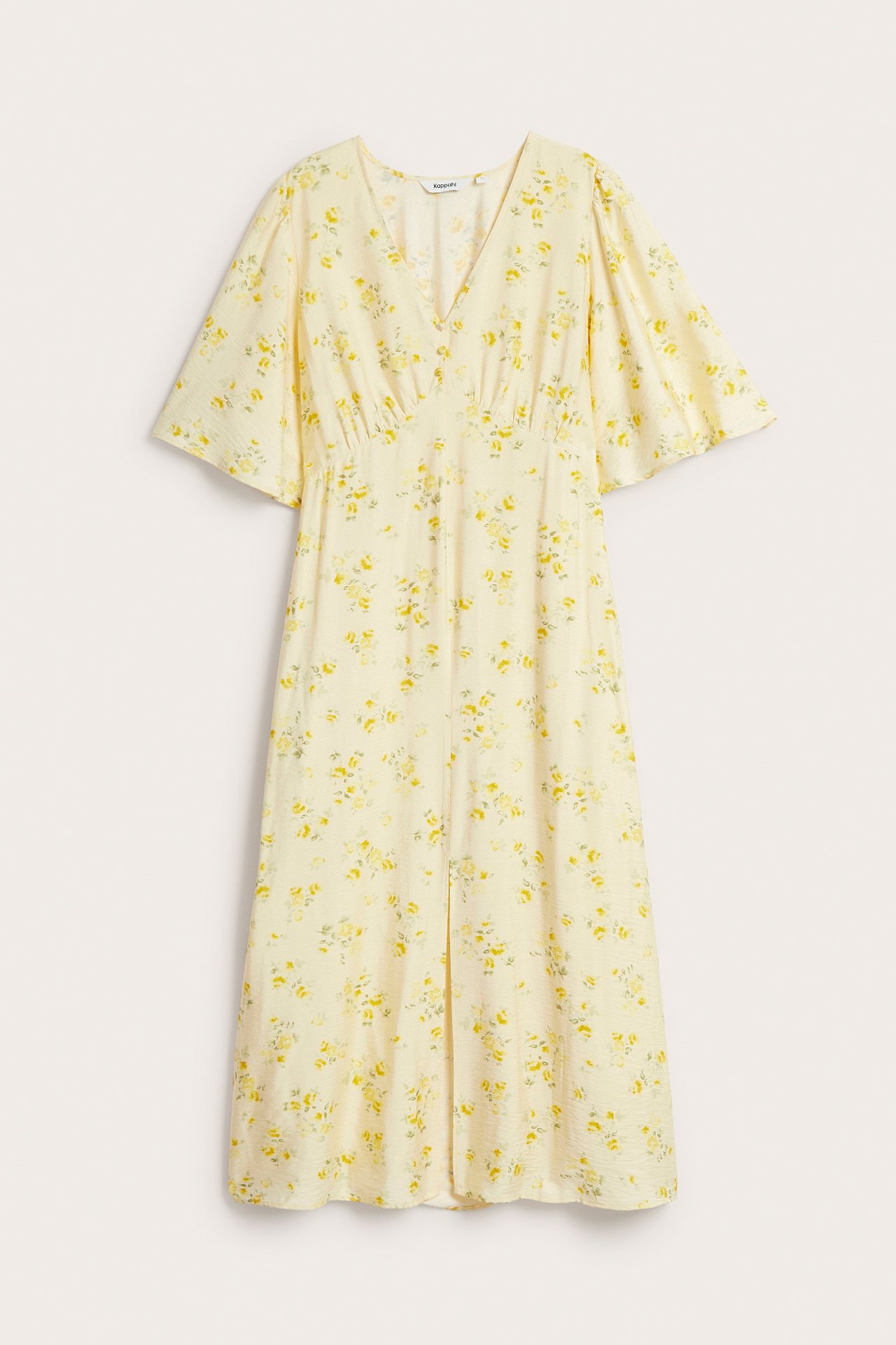 Edestä, vaaleankeltainen kukkakuvioinen midimekko V-pääntiellä, liehuvilla hihoilla ja napeilla.