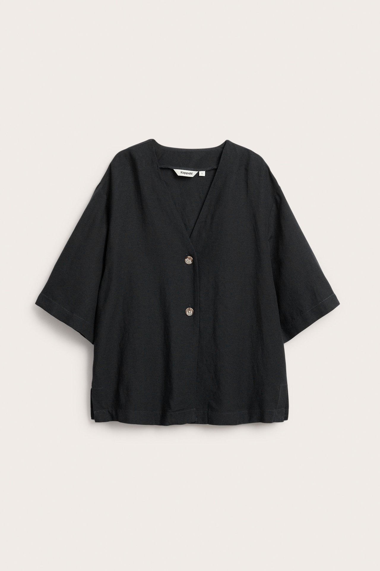 Framsida: svart kortärmad skjorta i linnemix med V-ringning och två ljusbruna knappar.