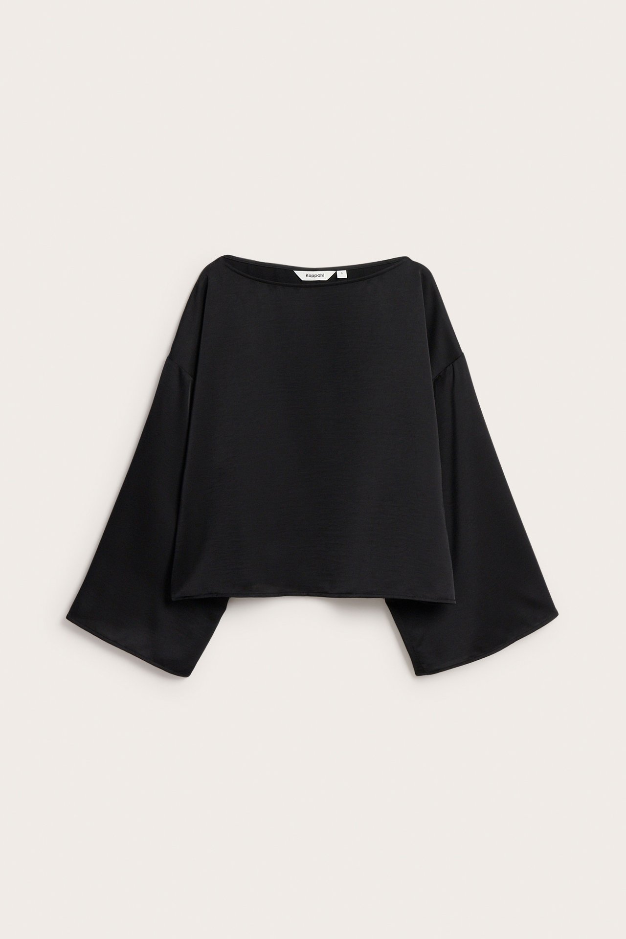 Edestäpäin, musta polyesterisatiinipusero, jossa venepääntie ja leveät hihat.