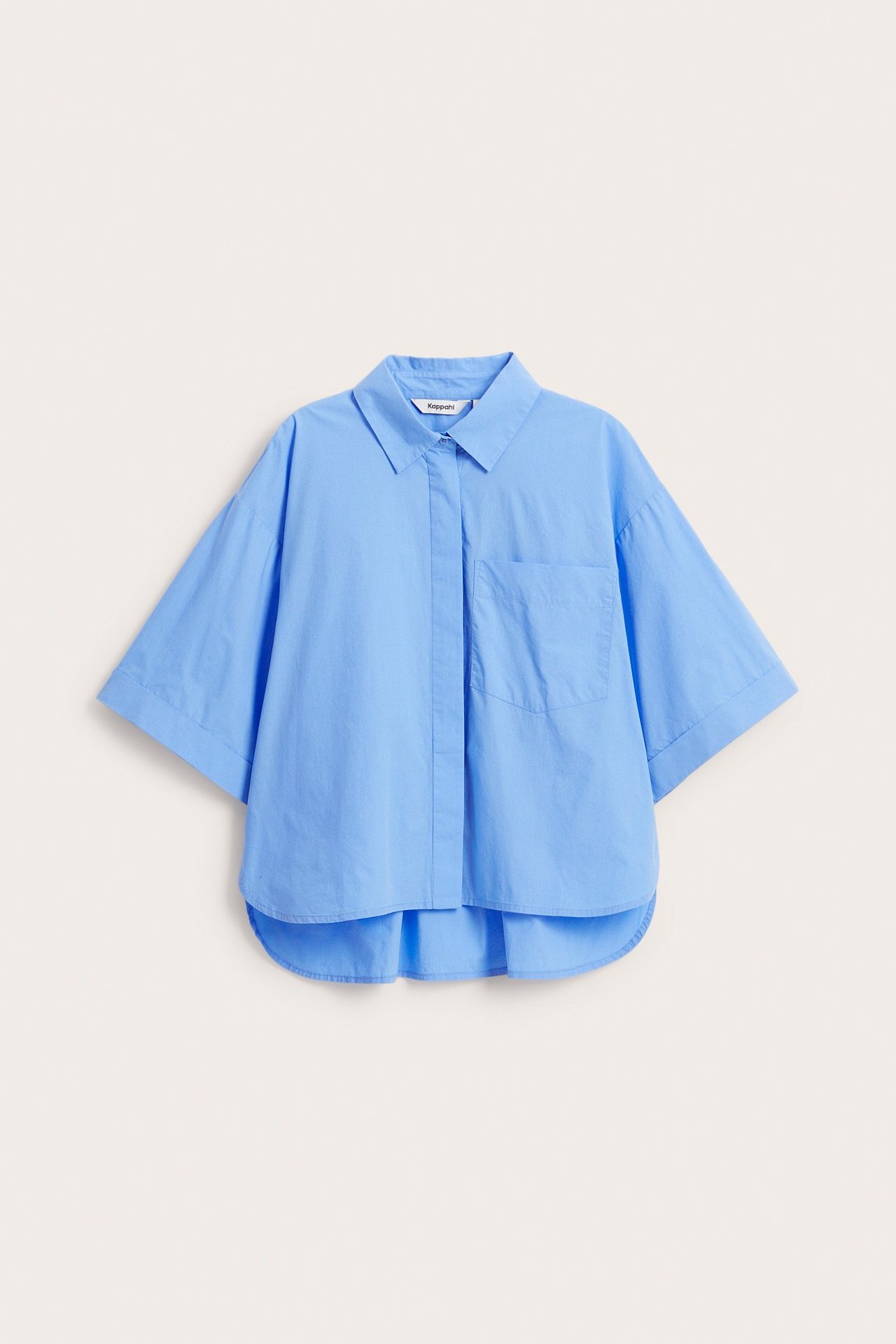 Frontbilde av en blå kortermet bomullspoplinskjorte med skjult knapping og en brystlomme.