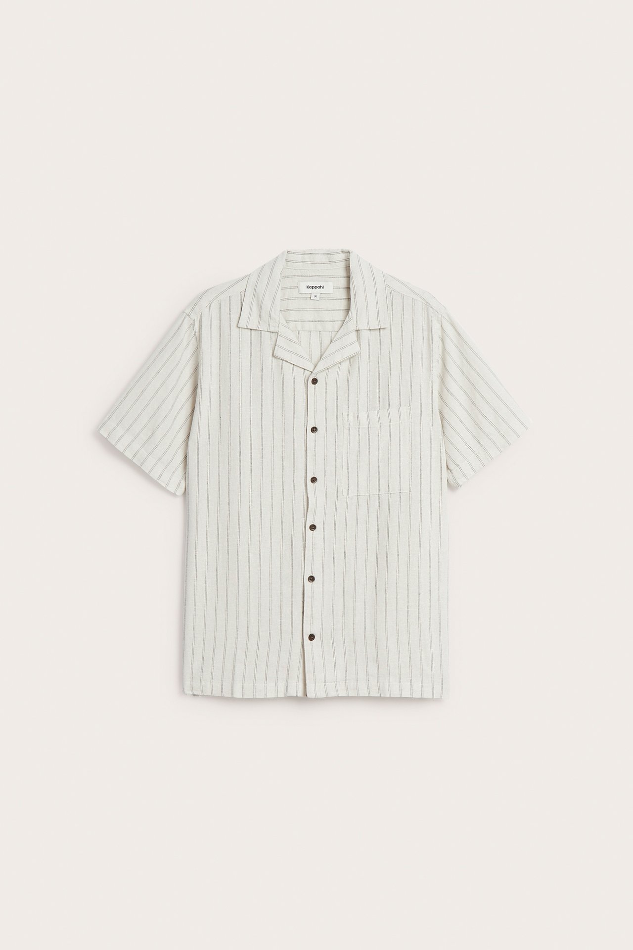 Frontbilde av en lys beige stripete kortermet herreskjorte med brystlomme og mørke knapper.