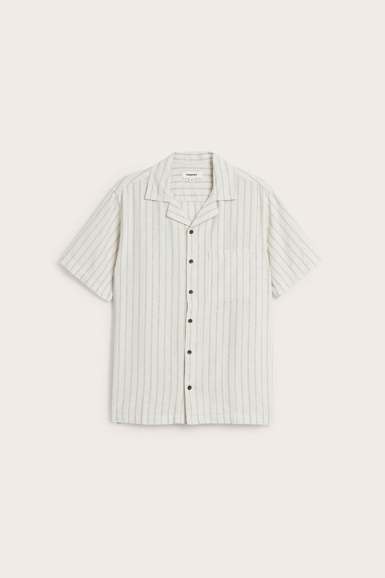 Edestä vaaleanbeige raidallinen miesten lyhythihainen paita, jossa rintatasku ja tummat napit.