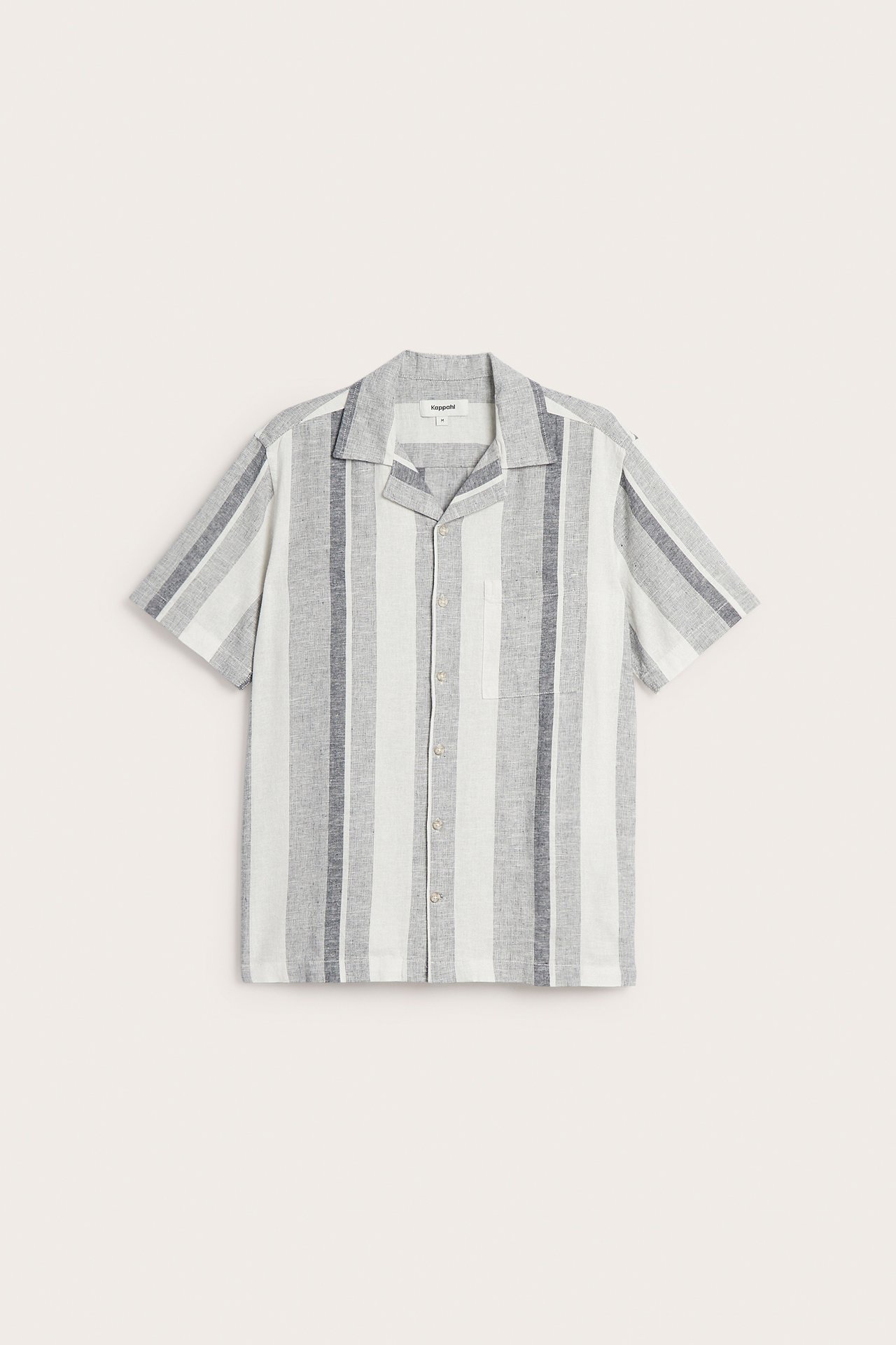 Frontbilde av en stripete kortermet herreskjorte i lin-viskose med mørkeblå og off-white vertikale striper.