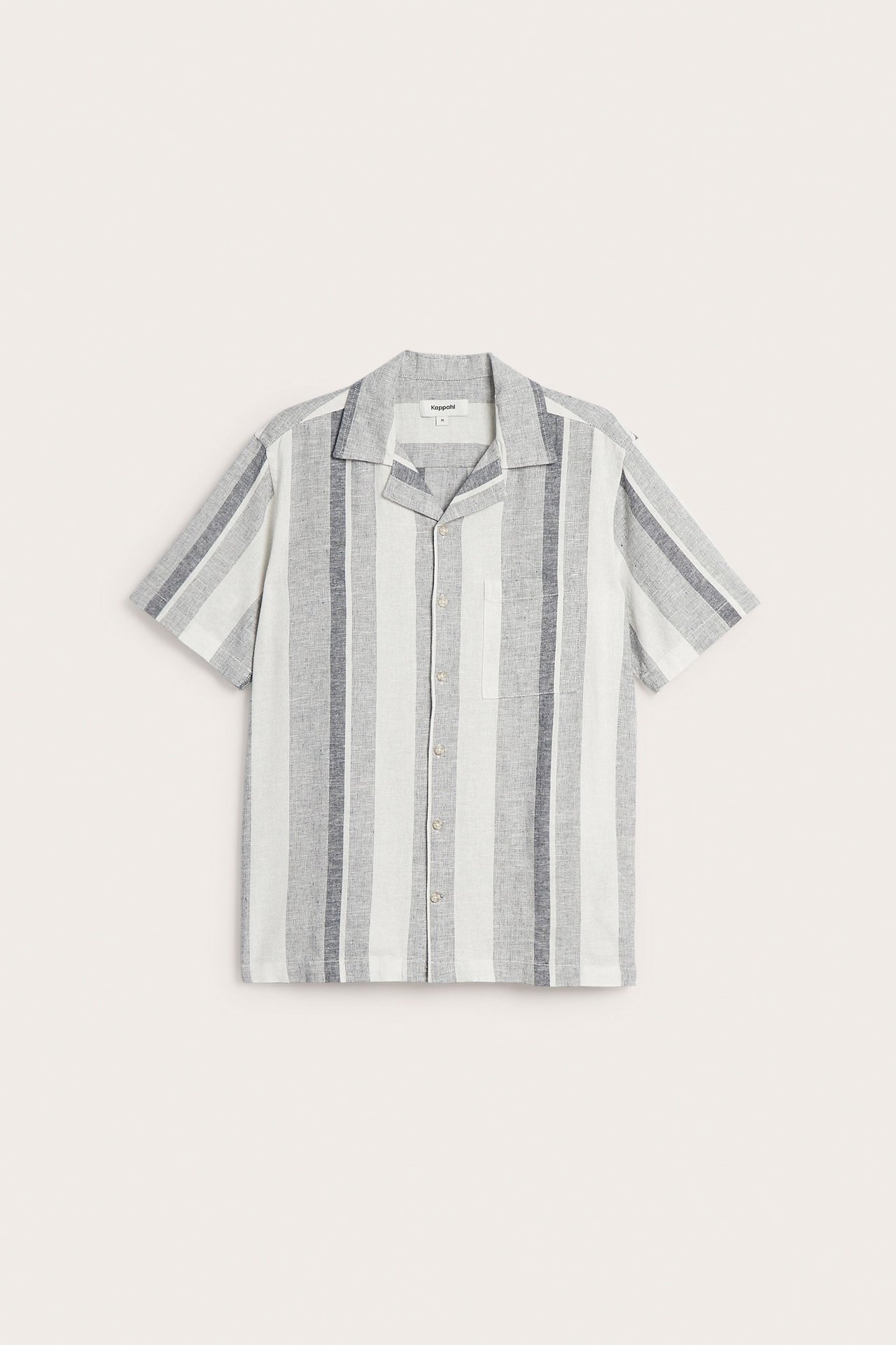 Edestäpäin kuvattu raidallinen miesten pellava-viskoosi lyhythihainen paita, jossa tummansiniset ja luonnonvalkoiset pystyraidat.