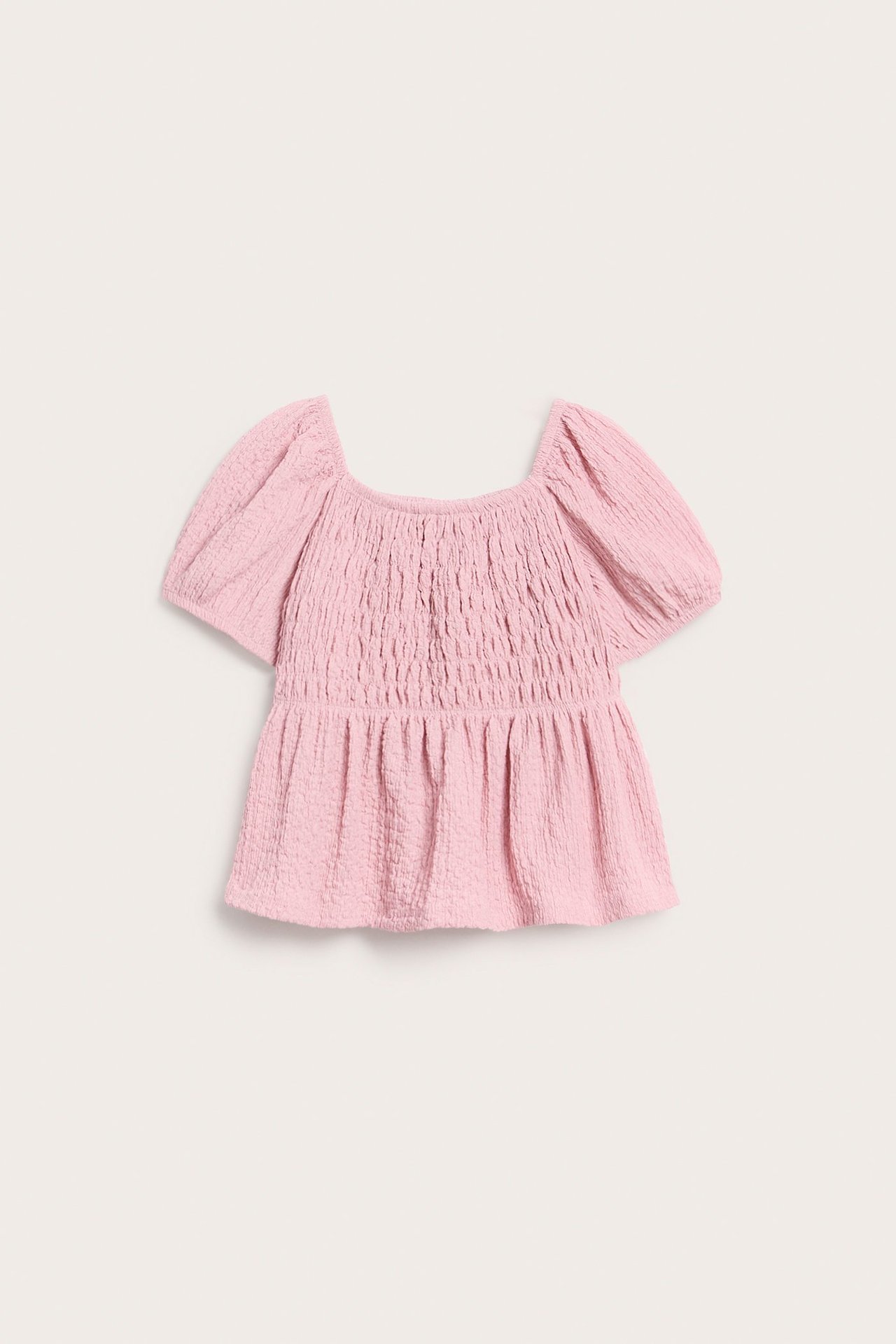 Edestä: Vaaleanpunainen rypytetty toppi, jossa smokkirypytys, neliökaula-aukko ja puffihihat.