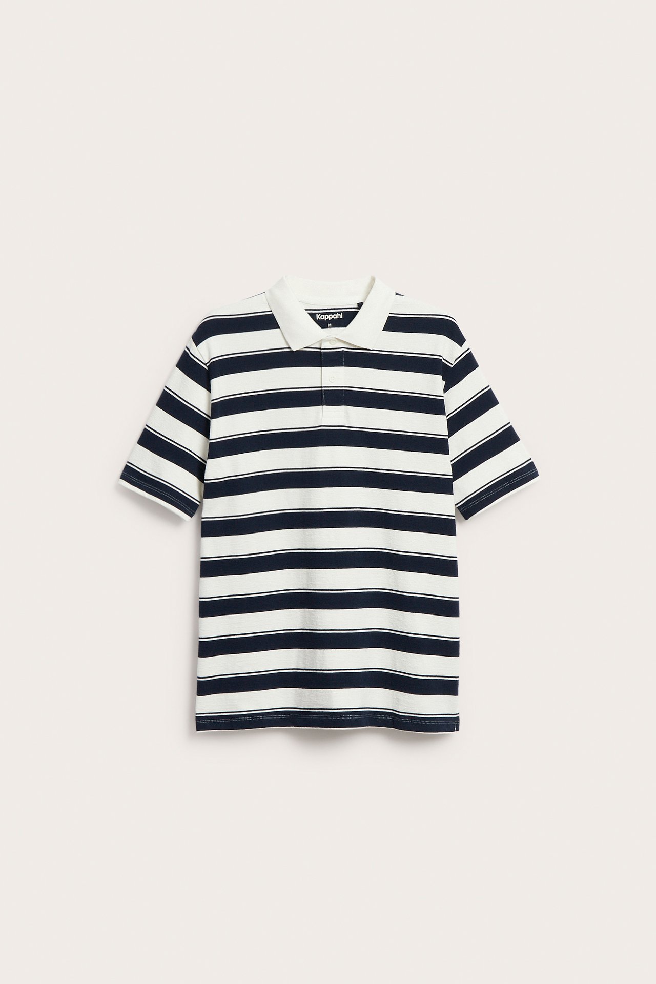 Edestä kuvattu valkoinen ja tummansininen raidallinen lyhythihainen puuvillapoolopaita valkoisella kauluksella ja kahdella napilla.