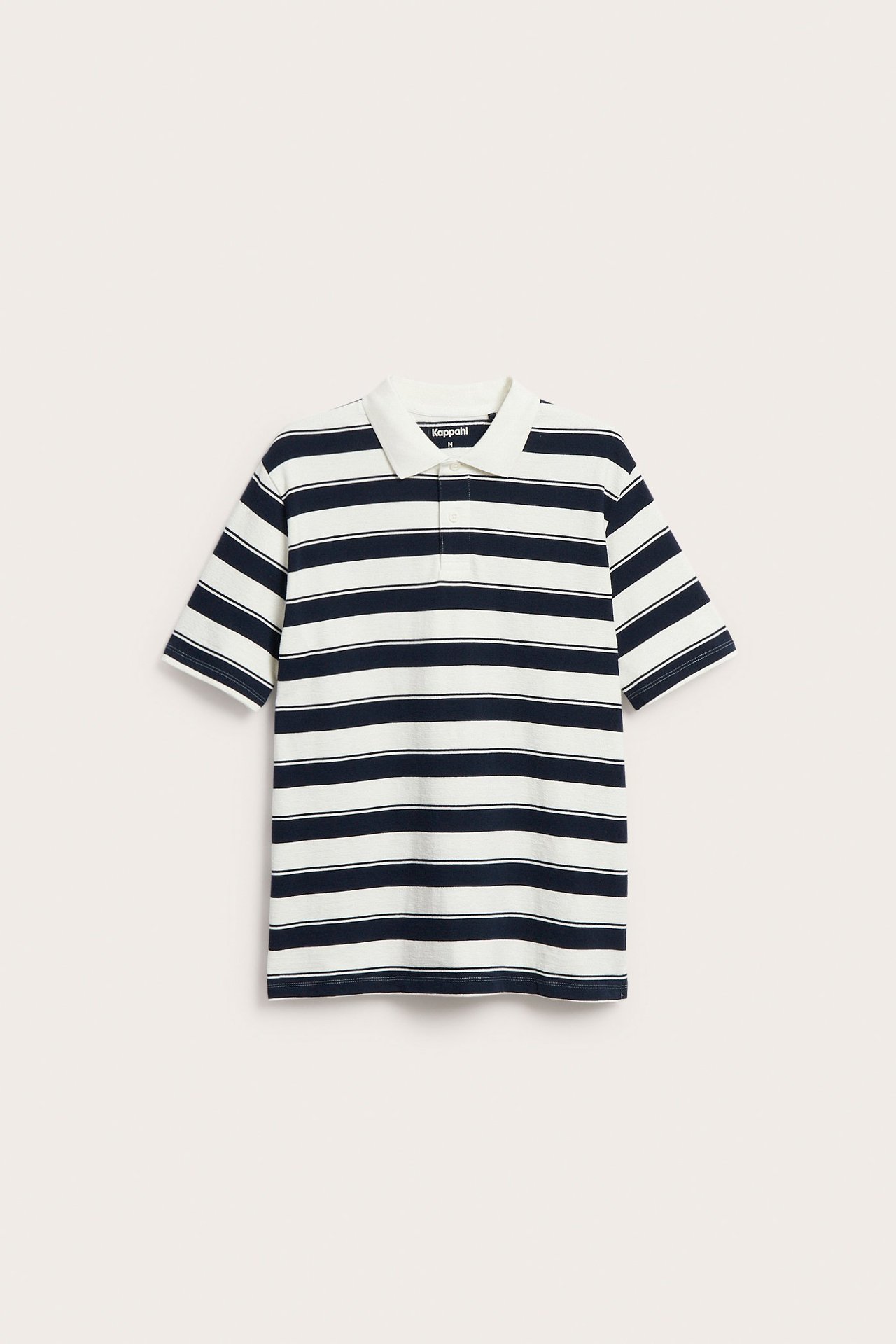 Edestä kuvattu valkoinen ja tummansininen raidallinen lyhythihainen puuvillapoolopaita valkoisella kauluksella ja kahdella napilla.