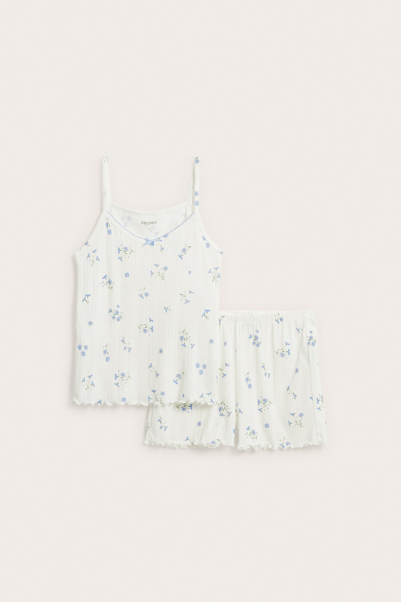 Front av hvitt pointelle pyjamassett for dame: singlet og shorts, med lys blått blomstermønster.