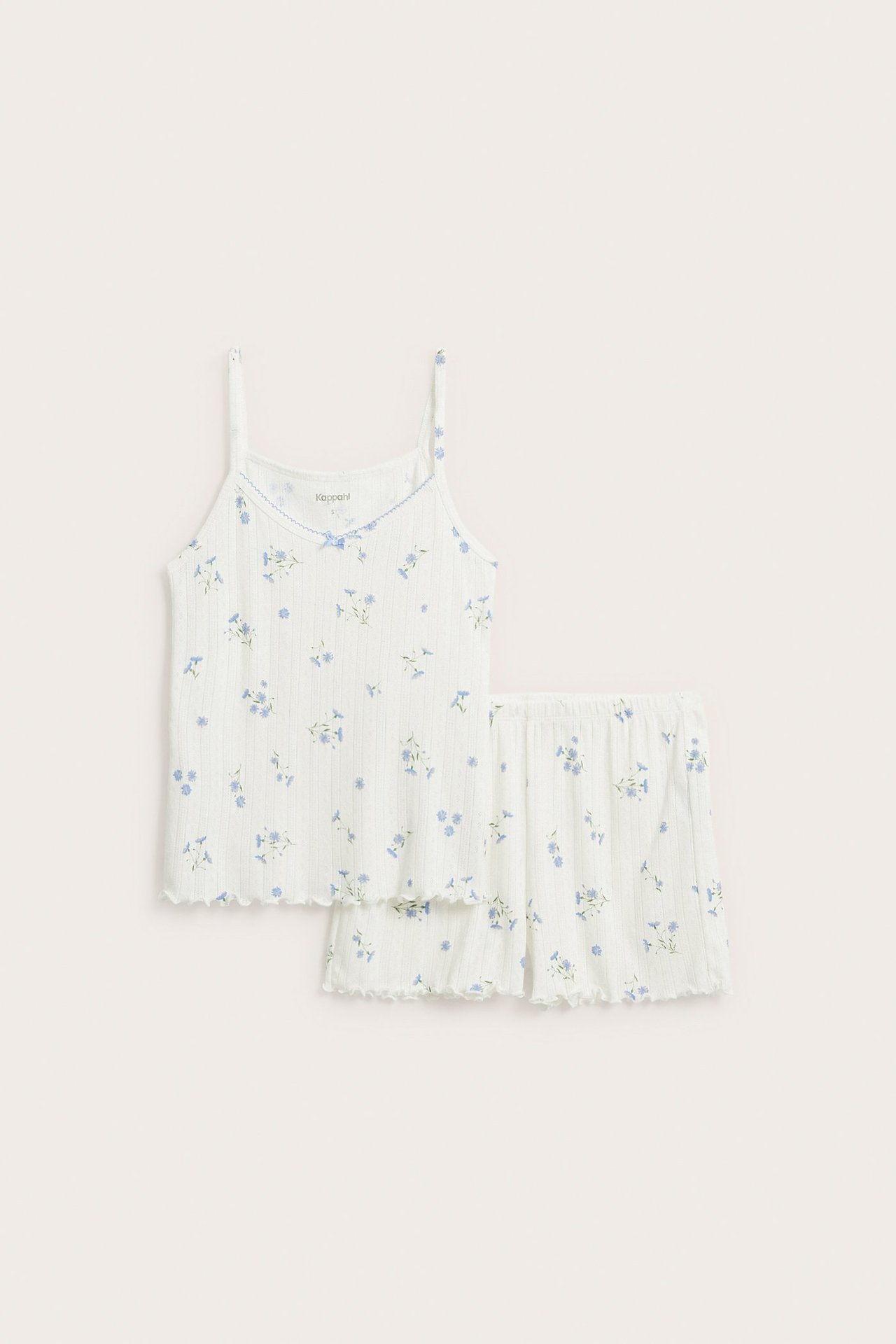 Front av hvitt pointelle pyjamassett for dame: singlet og shorts, med lys blått blomstermønster.