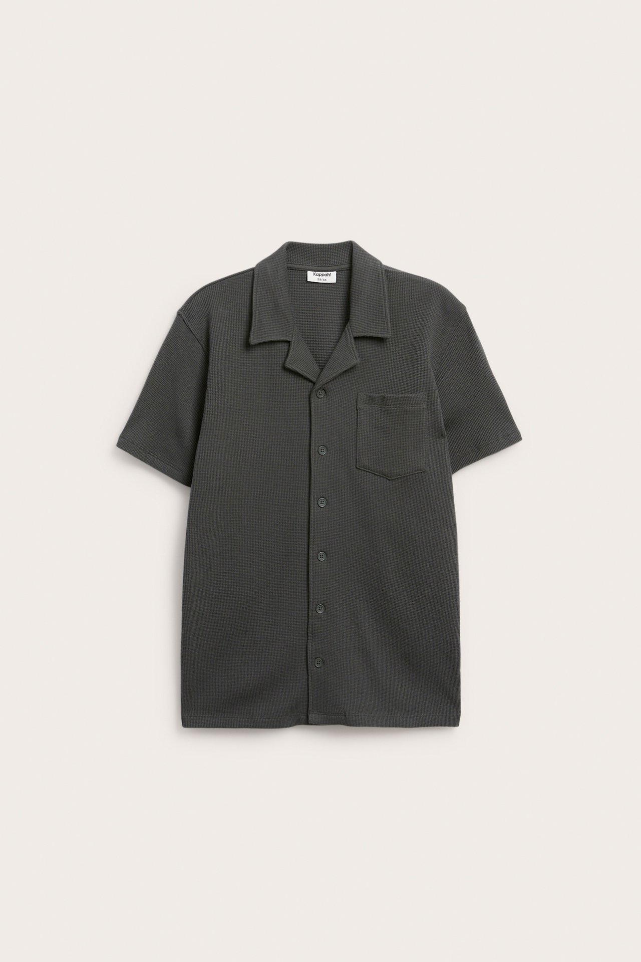 Ciemnoszara koszula z krótkim rękawem z bawełny waflowej z kołnierzem resort, widok z przodu.