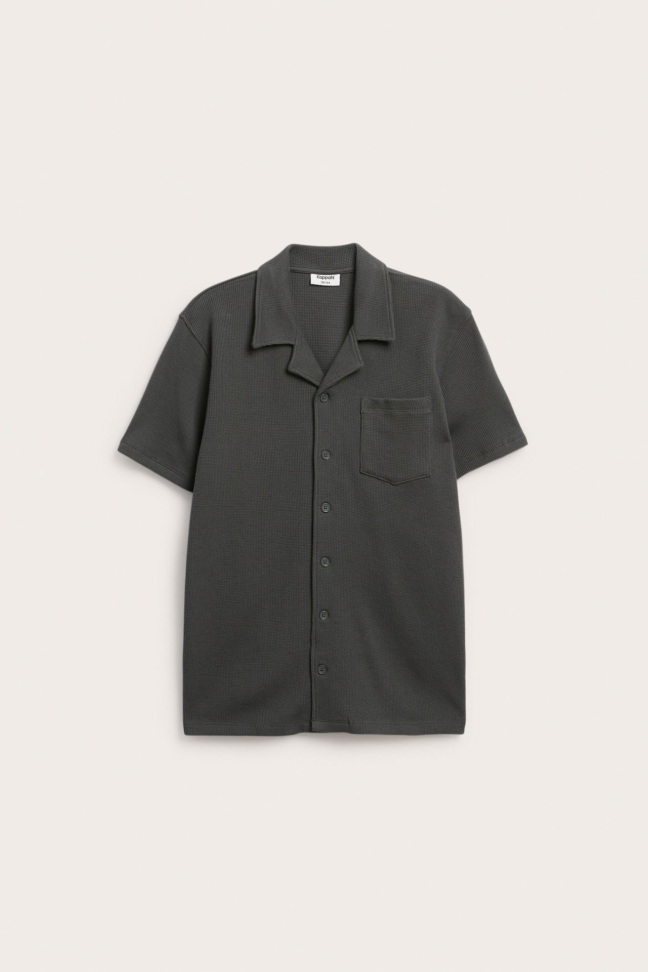 Ciemnoszara koszula z krótkim rękawem z bawełny waflowej z kołnierzem resort, widok z przodu.