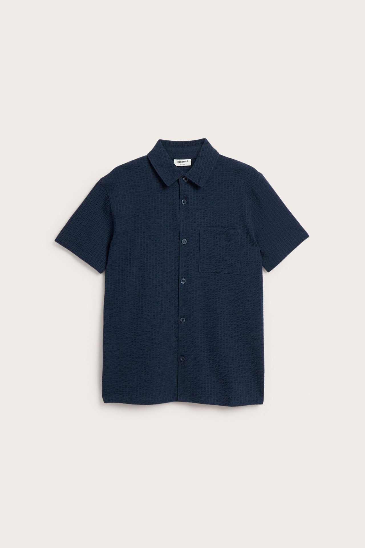 Widok z przodu. Granatowa koszula z krótkim rękawem z bawełny seersucker z kołnierzykiem i kieszenią.