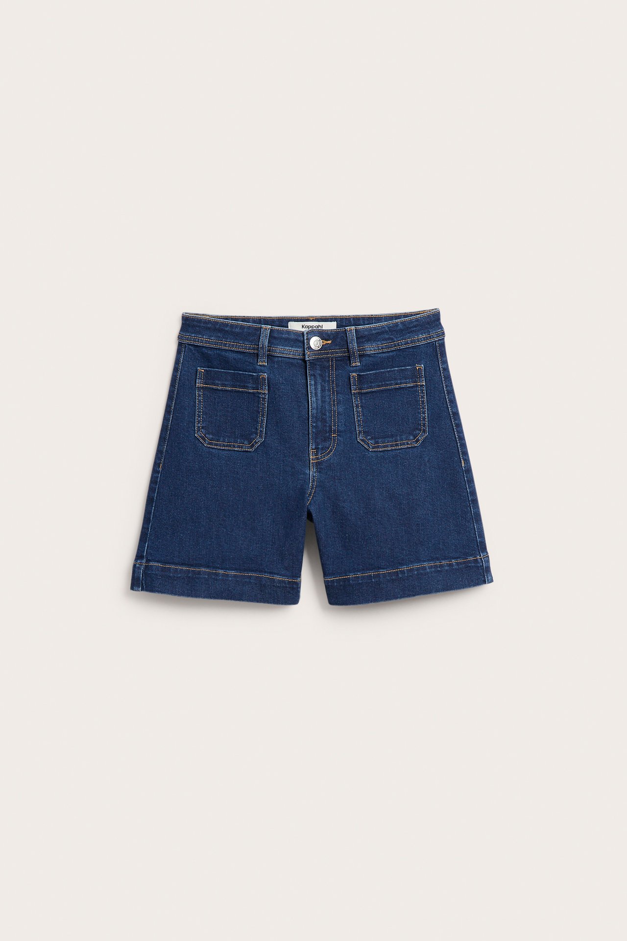 Framifrån, mörkblå denimshorts med påsydda framfickor och knapp-dragkedja.