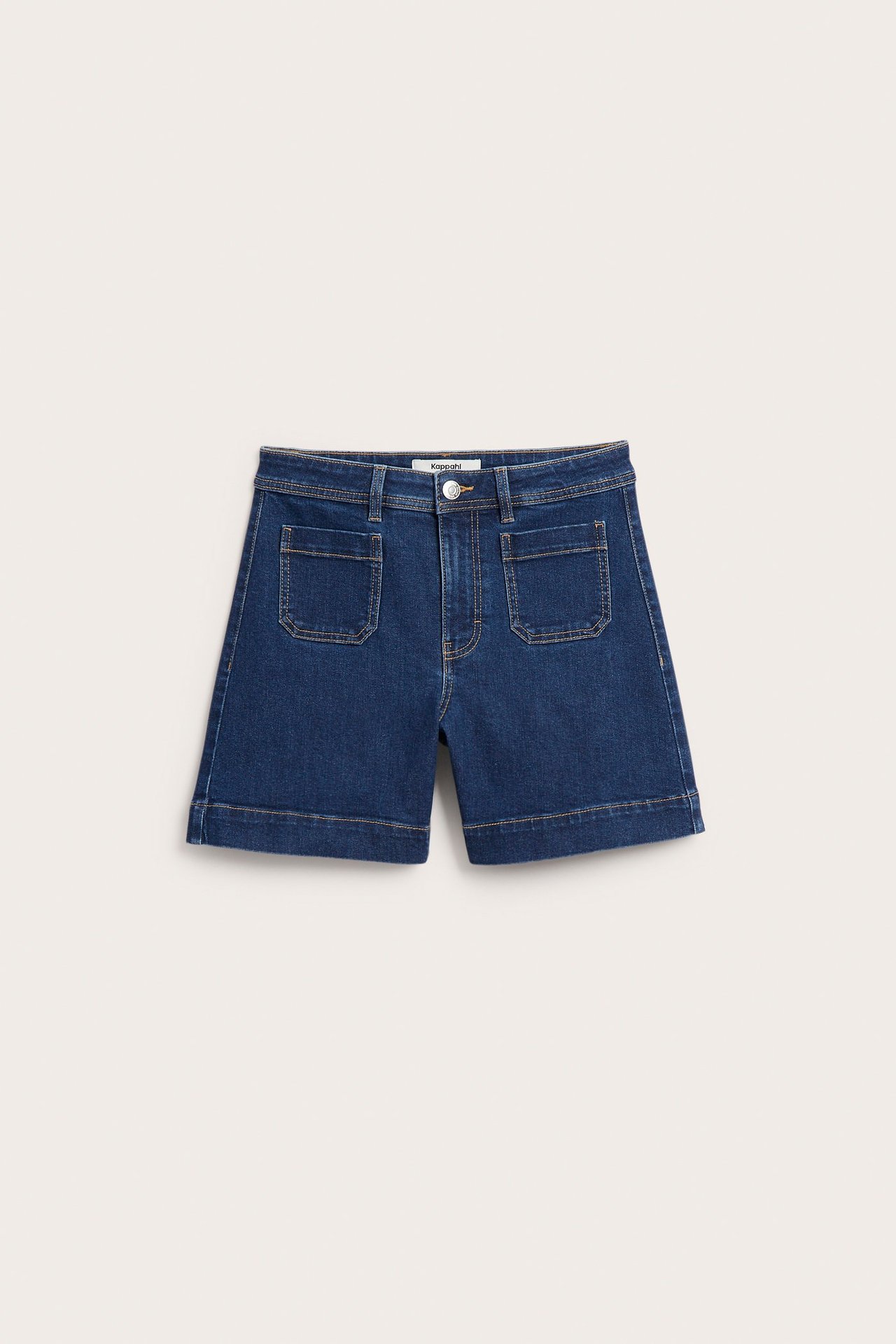 Frontbilde av mørkeblå denimshorts med påsydde frontlommer og knapp-glidelås.