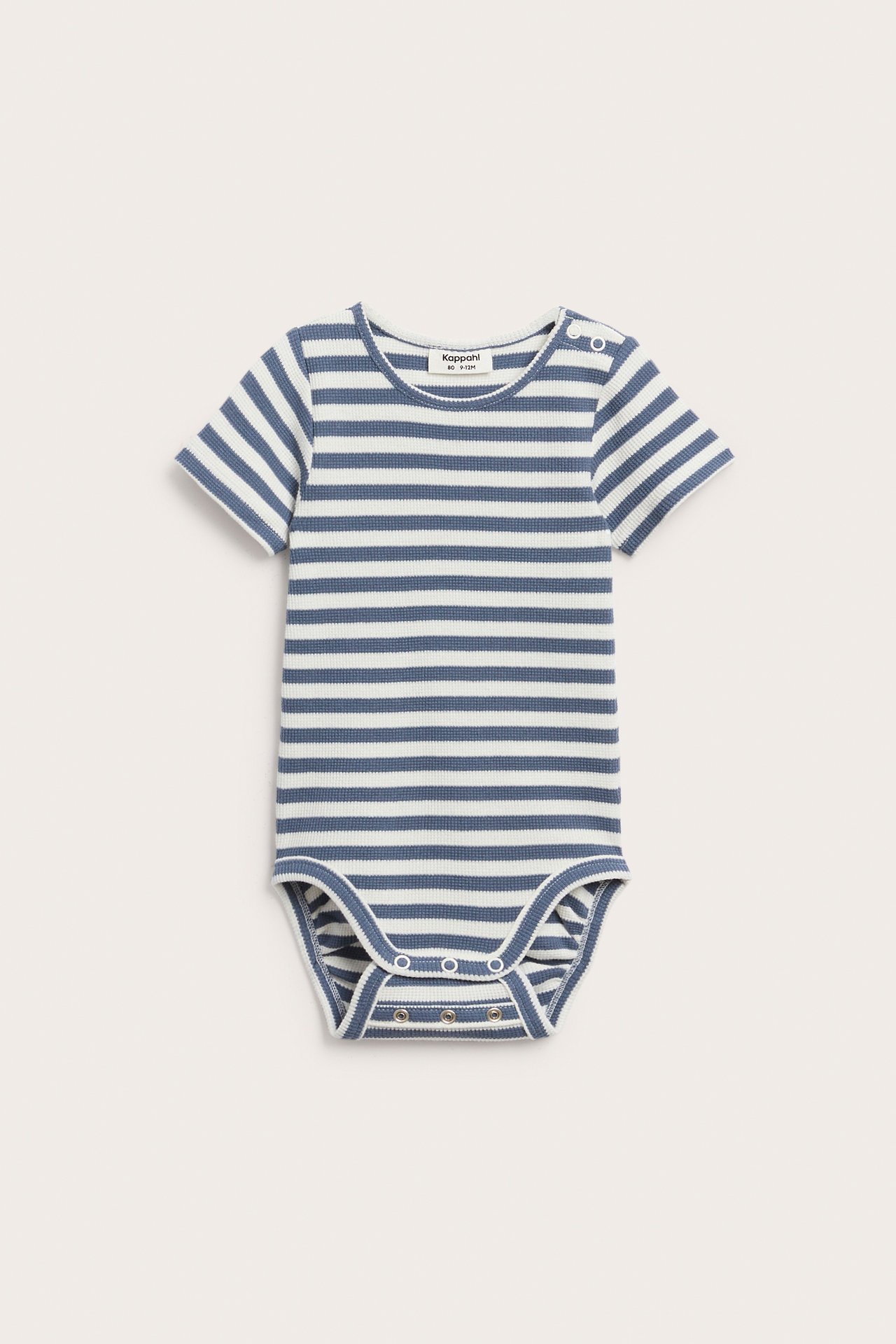 Frontvisning: Blå- og hvitstripet vaffelstrikket kortermet babybody med trykknapper.