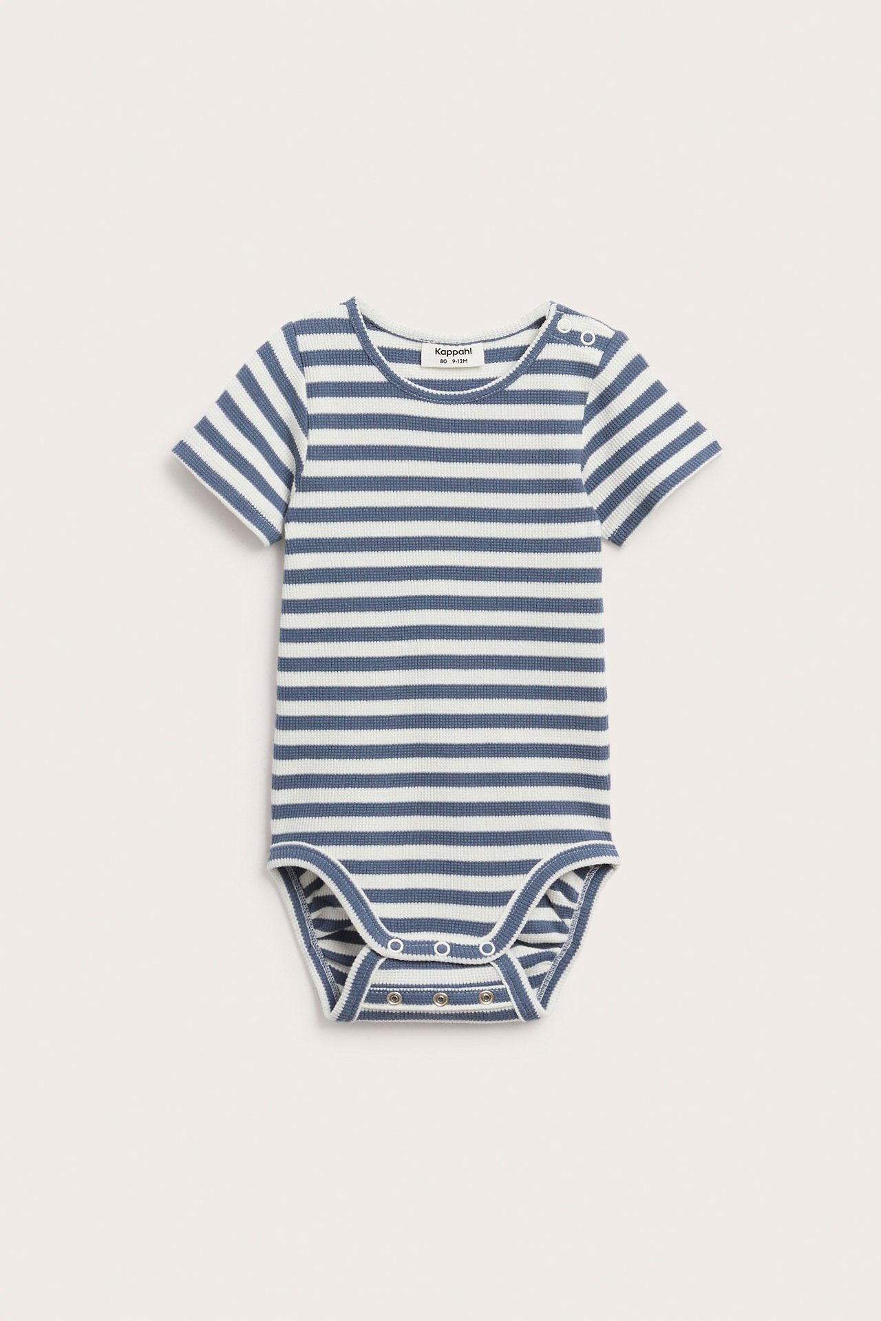 Edestä: Sinivalkoraidallinen vohvelikankainen lyhythihainen vauvan body painonapeilla.