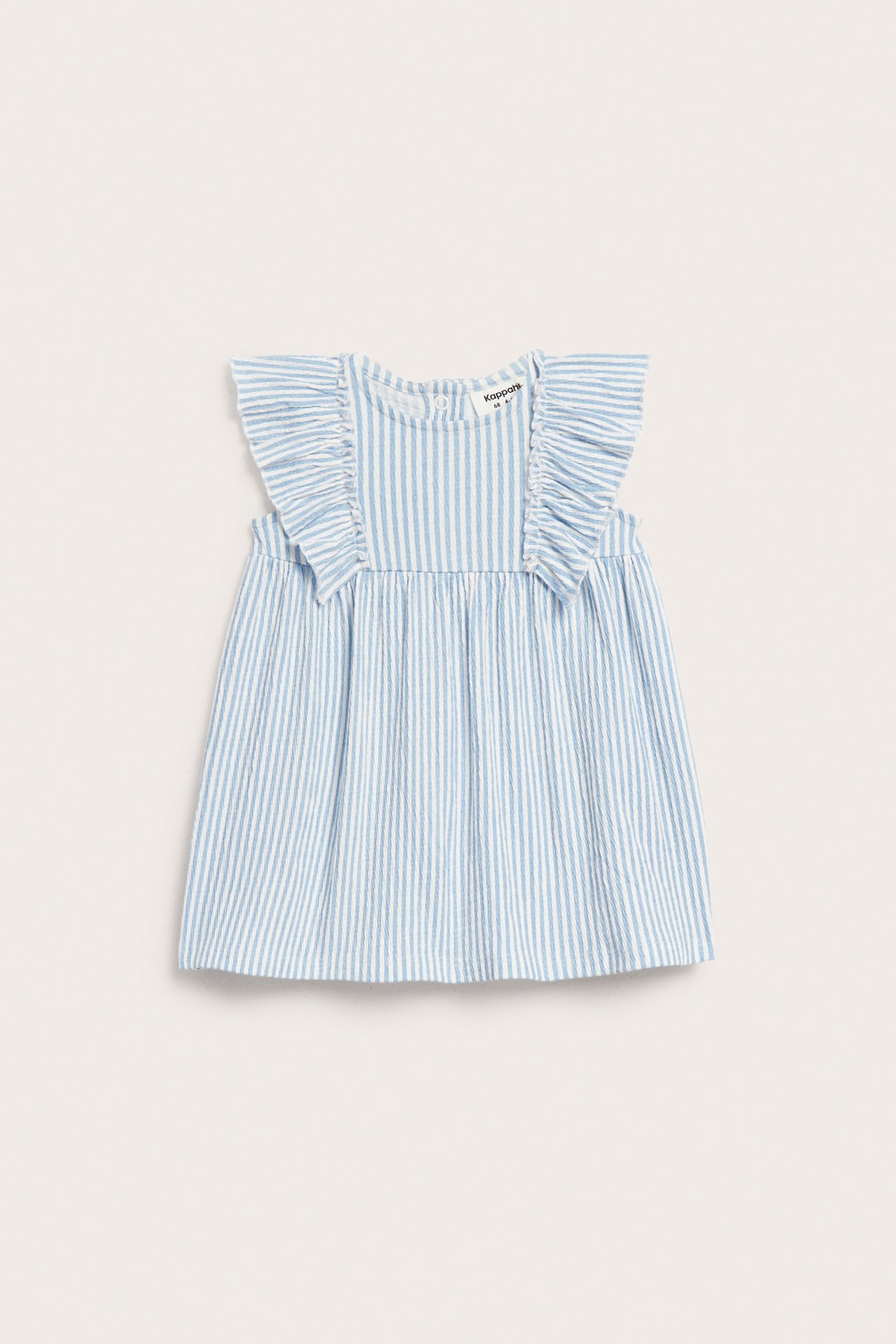 Edestäpäin vaaleansinivalkoraidallinen vauvan jerseymekko, jossa on röyhelöt olkapäillä.