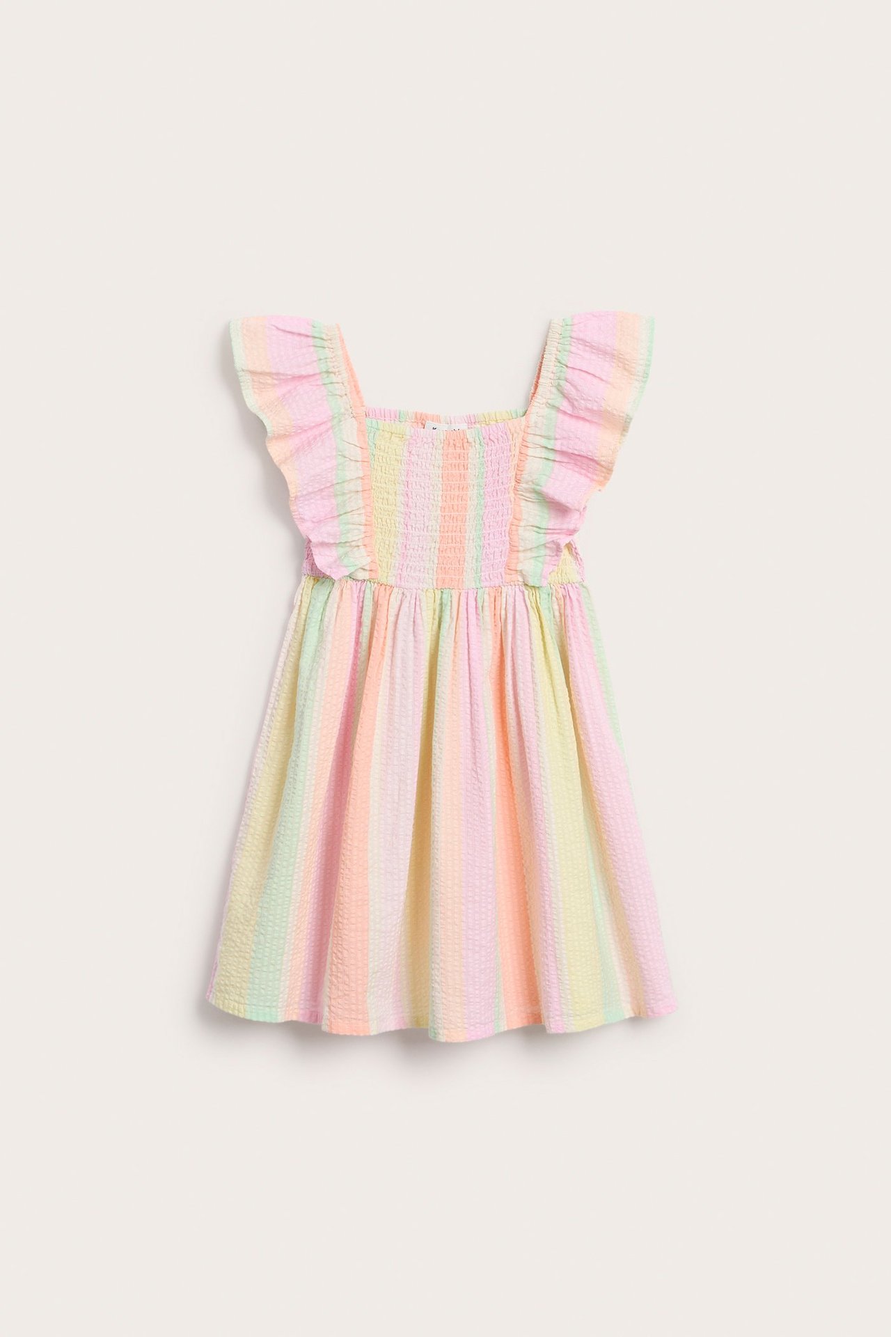 Frontvisning: kort pastellstripet seersuckerkjole for barn, med smocket overdel og volangskuldre.