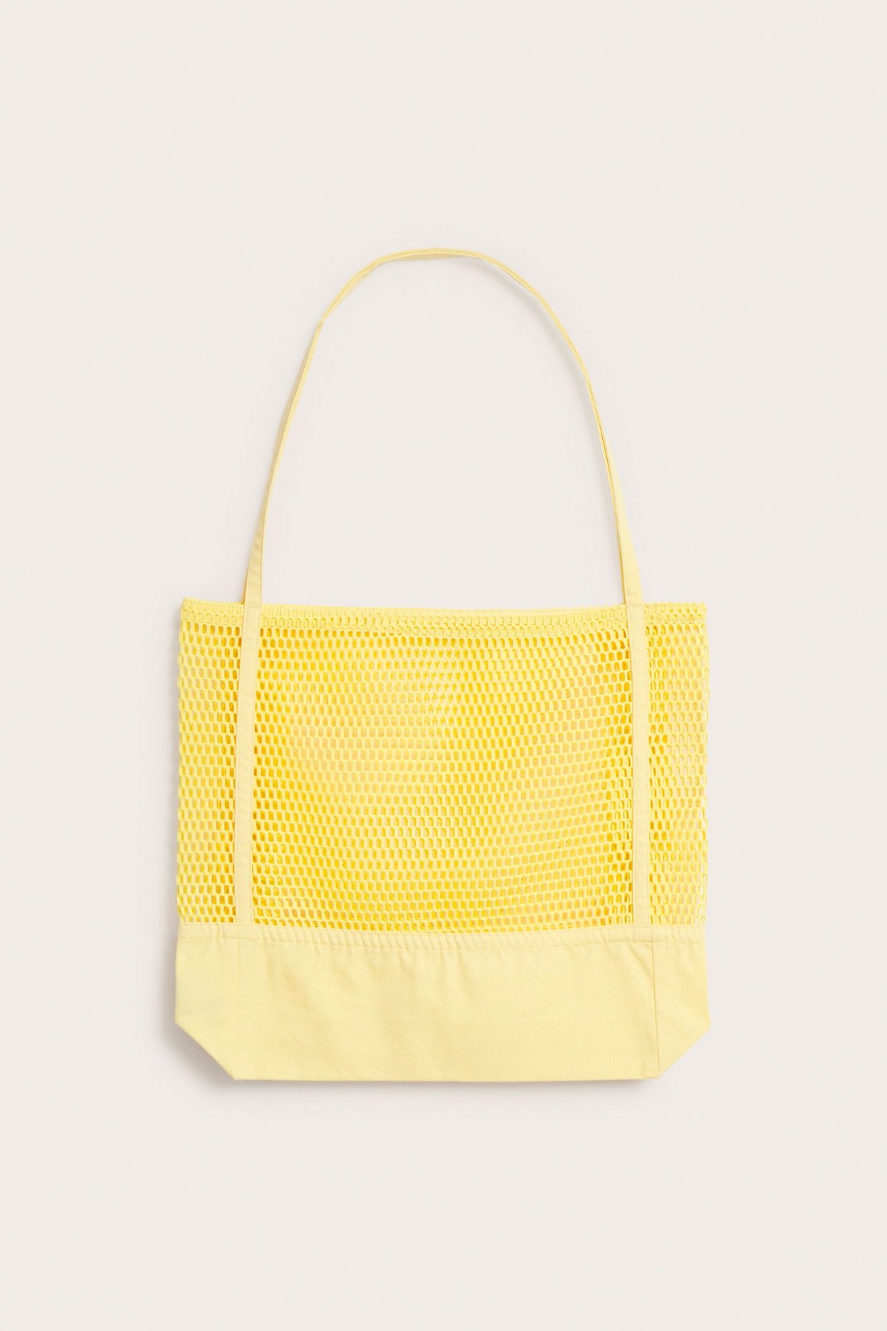 Widok z przodu: żółta torba na zakupy z siateczkową górą i jednolitym bawełnianym dołem.