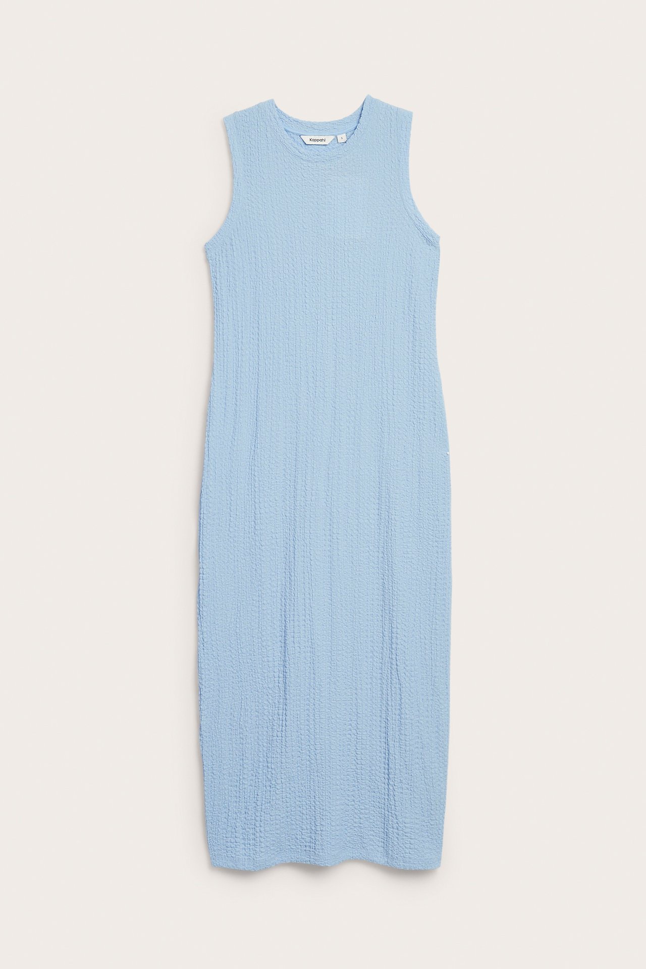 Edestä näkymä vaaleansinisestä hihattomasta midimekosta, jossa on kuvioitua kangasta.