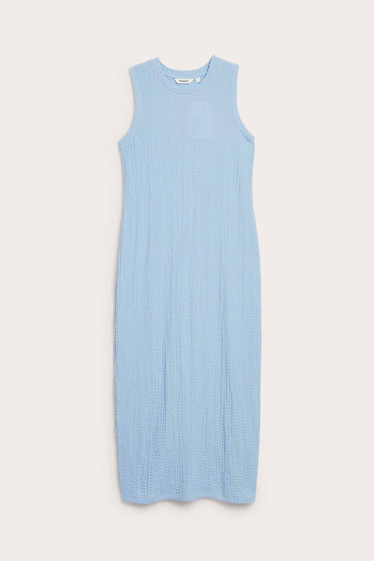 Framifrån en ljusblå ärmlös midiklänning i strukturerat tyg.