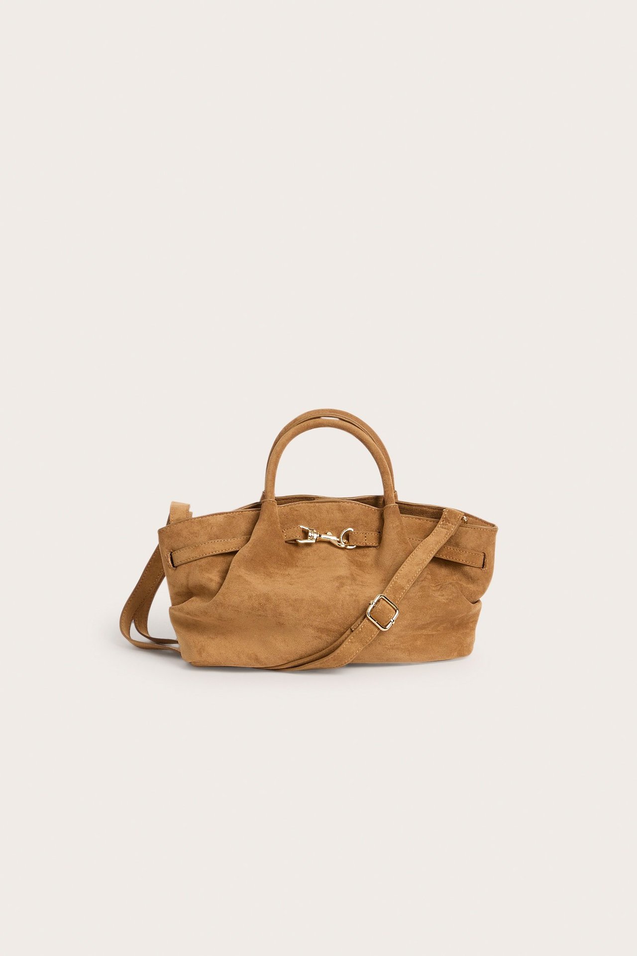 Frontvy av en brun handväska i mockaimitation med handtag, axelrem och guldfärgad detalj.