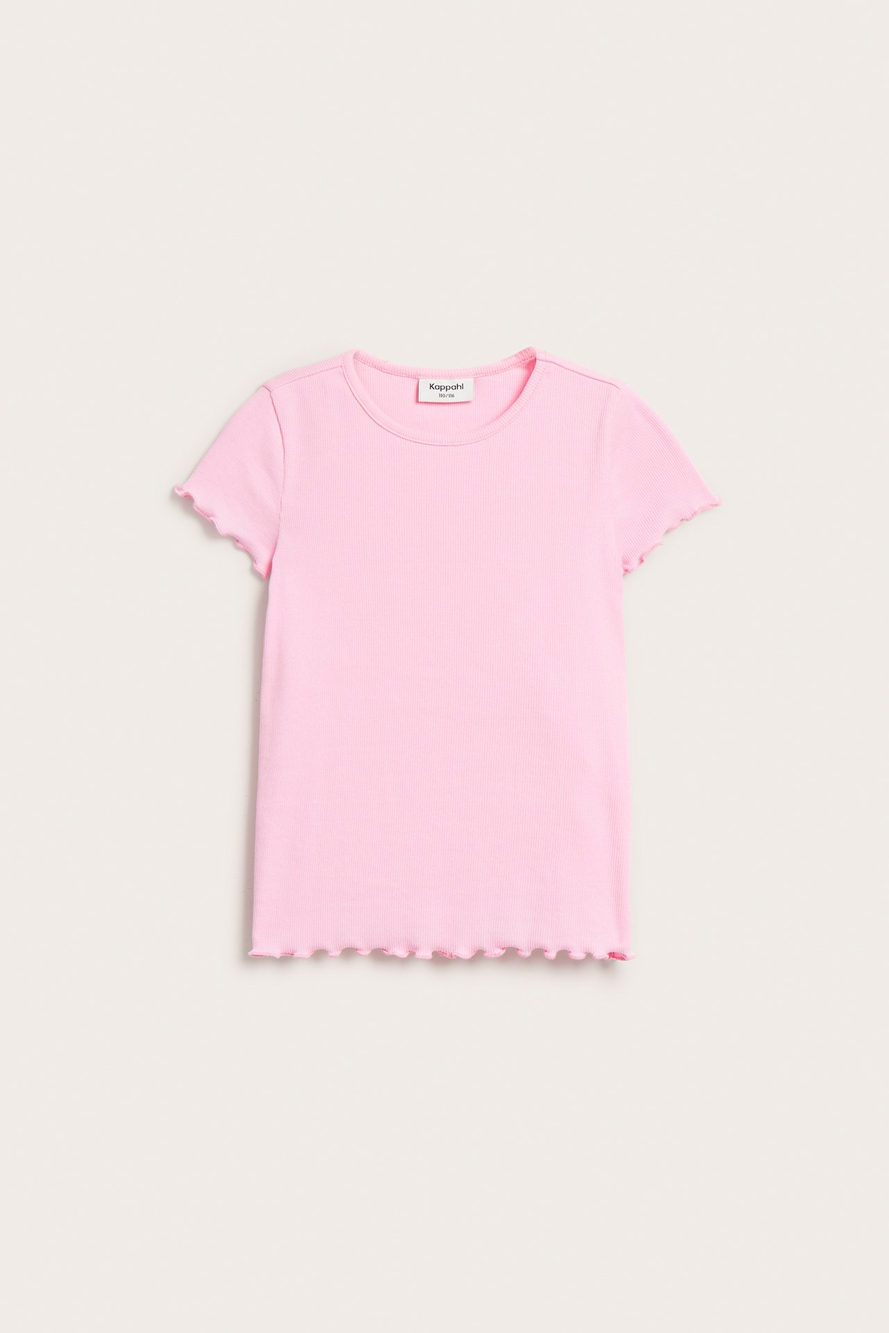 Frontvisning av en rosa ribbet kortermet topp med babylock-kant på ermer og nederkant.