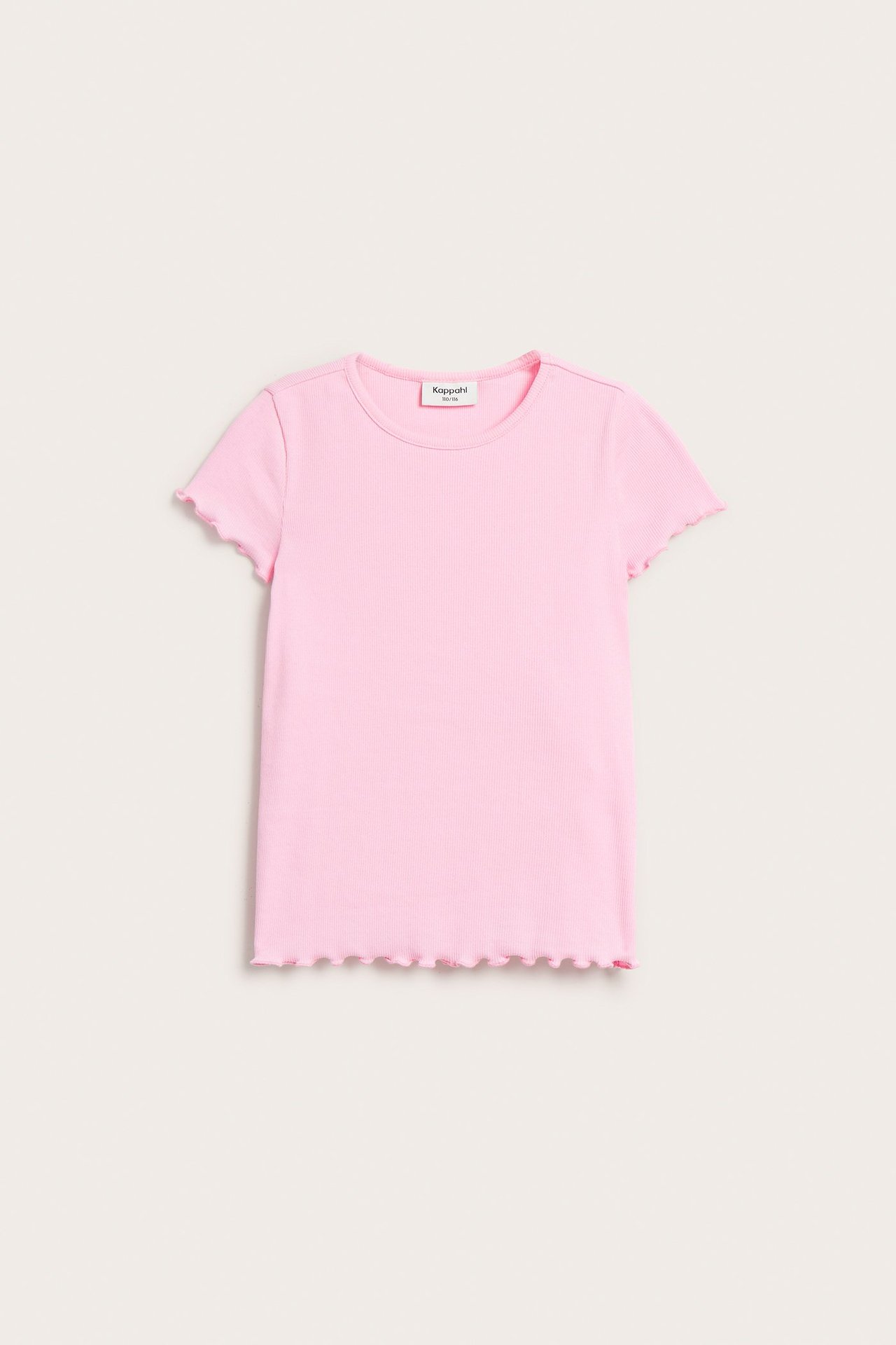 Frontvy av en rosa ribbad kortärmad topp med babylocksömmar på ärmslut och nederkant.