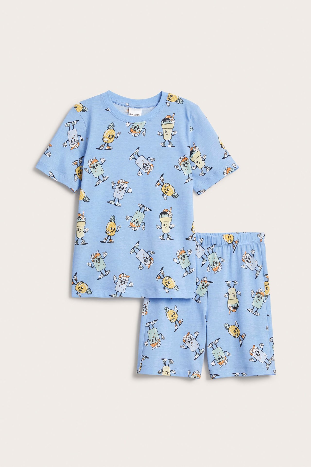 Widok z przodu jasnoniebieskiej, wzorzystej piżamy dziecięcej z bawełny z krótkim rękawem i szortami.