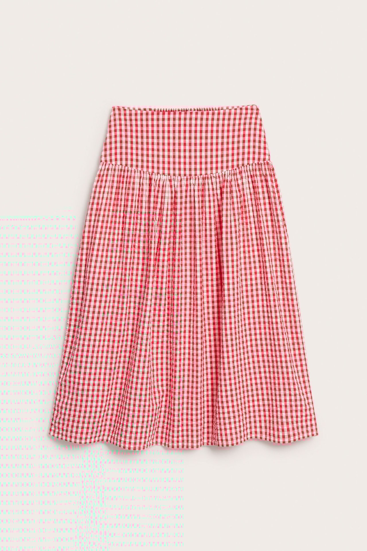 Frontvy av en röd och vit rutig vid midikjol i bäckebölja.