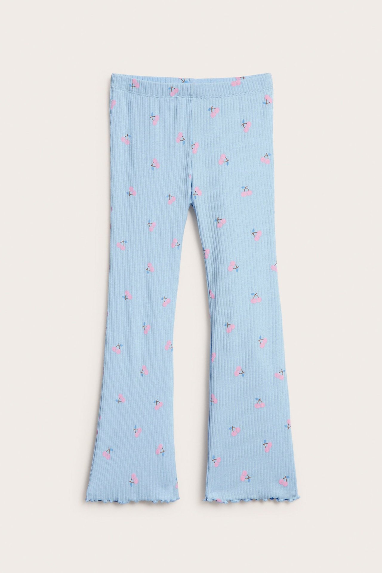 Widok z przodu: Jasnoniebieskie prążkowane legginsy dzwony dla dzieci z różowym wzorem w wiśnie i falbankami.