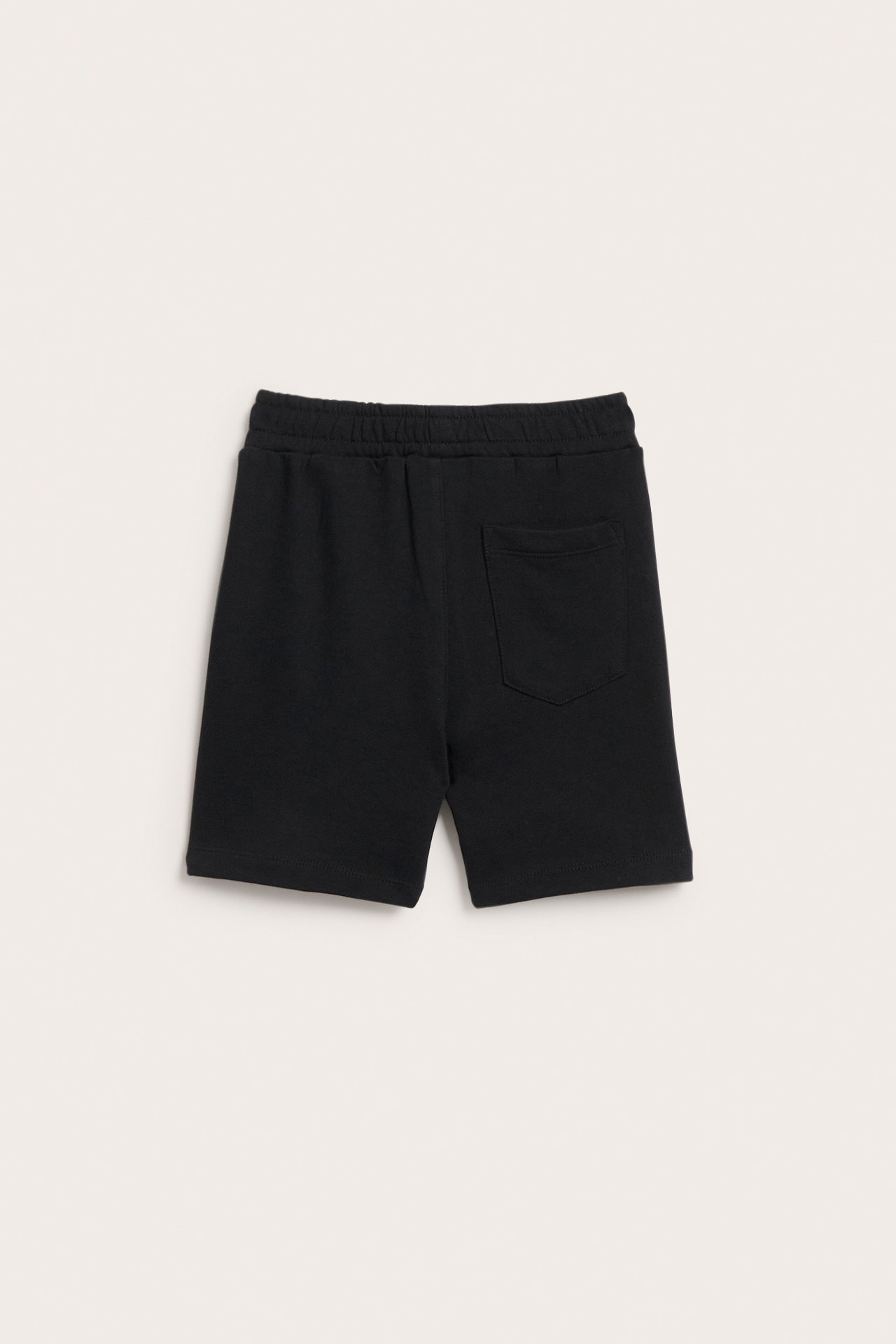 Mustat puuvillaiset college-shortsit takaa, joustavalla vyötäröllä ja yhdellä takataskulla.