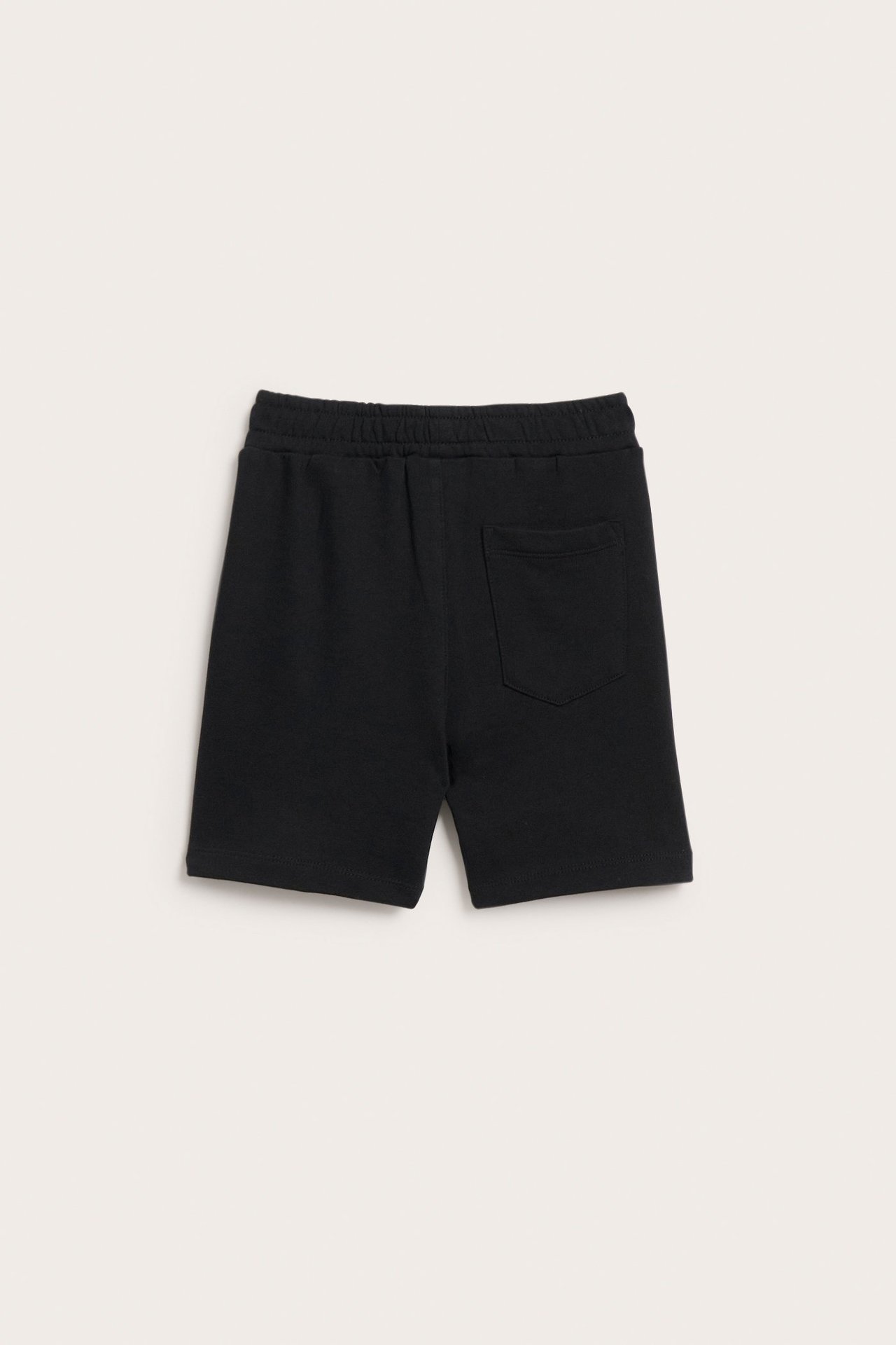 Mustat puuvillaiset college-shortsit takaa, joustavalla vyötäröllä ja yhdellä takataskulla.